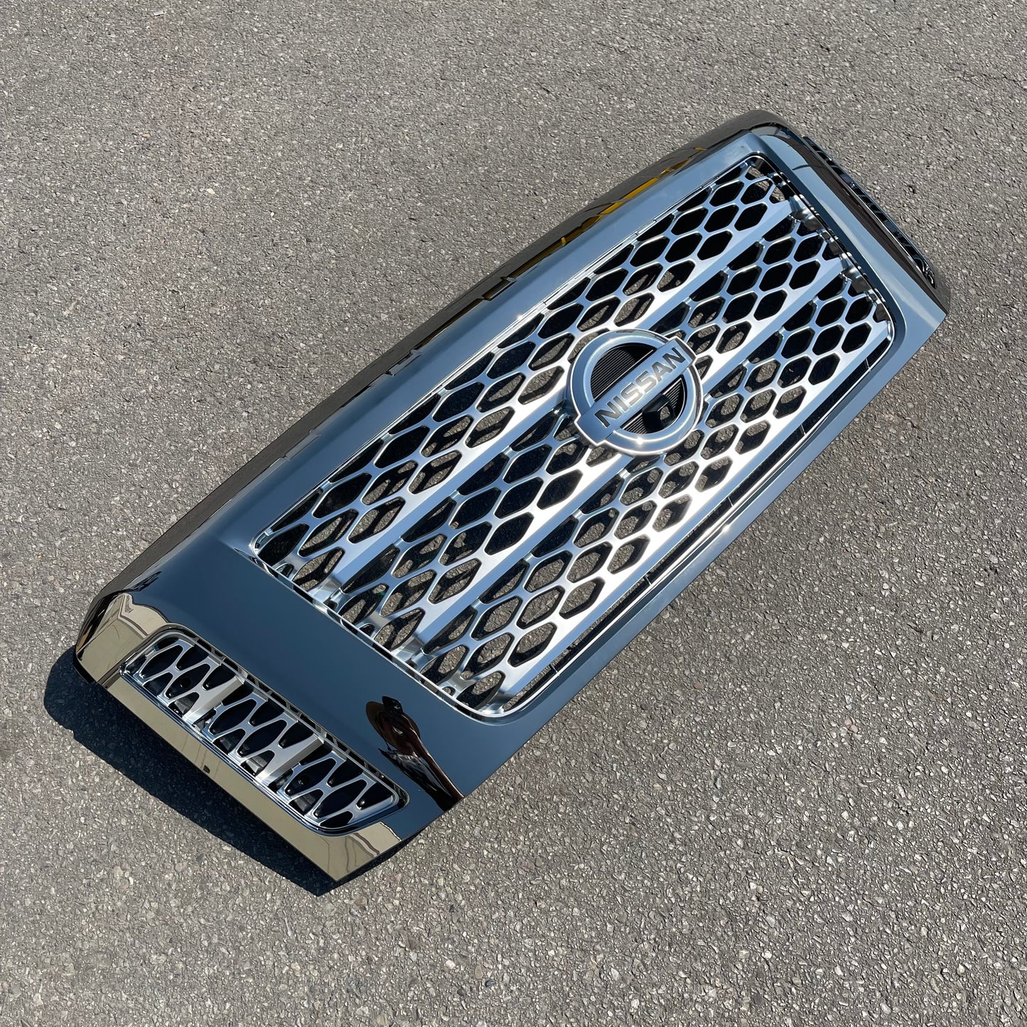 ZA@ NISSAN 2017-2019 Titan Grille Assembly OEM Front Chrome Grill 62310-EZ90B (AS-IS)
