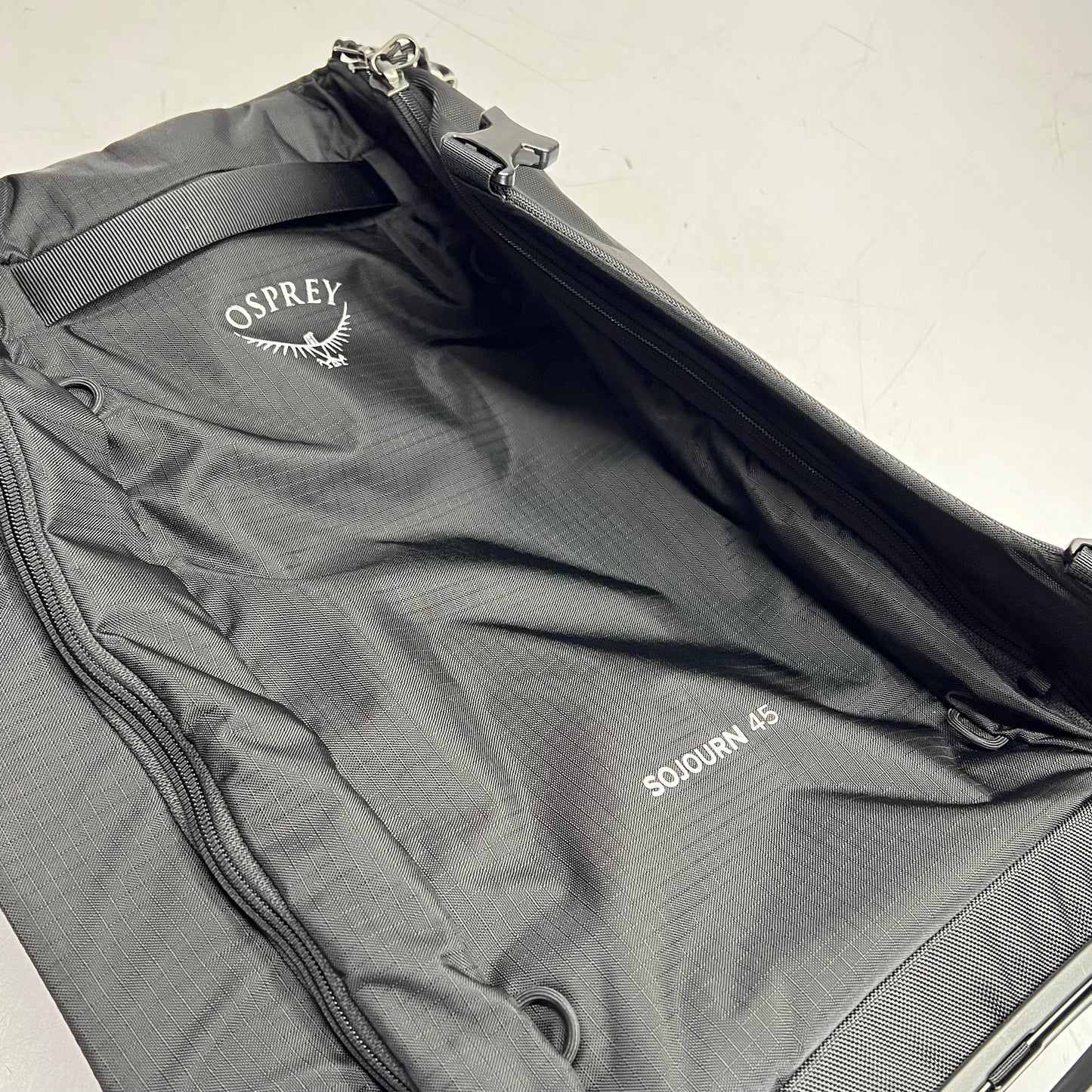 OSPREY Sojourn Shuttle Bag Rolling Duffel Tough Handle 45L Cap Black 10005387