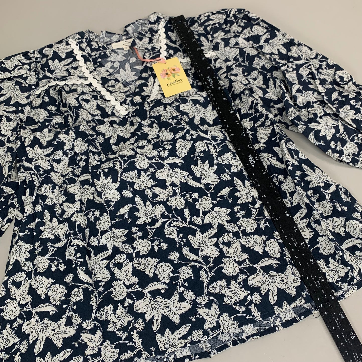 ENTRO Floral Pattern Ruffle Blouse Women's Sz S Navy/White T25612