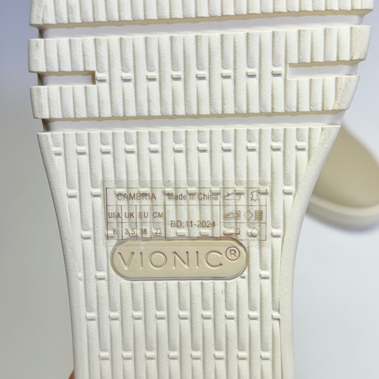 VIONIC Cambria Slip On Sneaker Leather Vio Motion Sz 6M Oatmel New