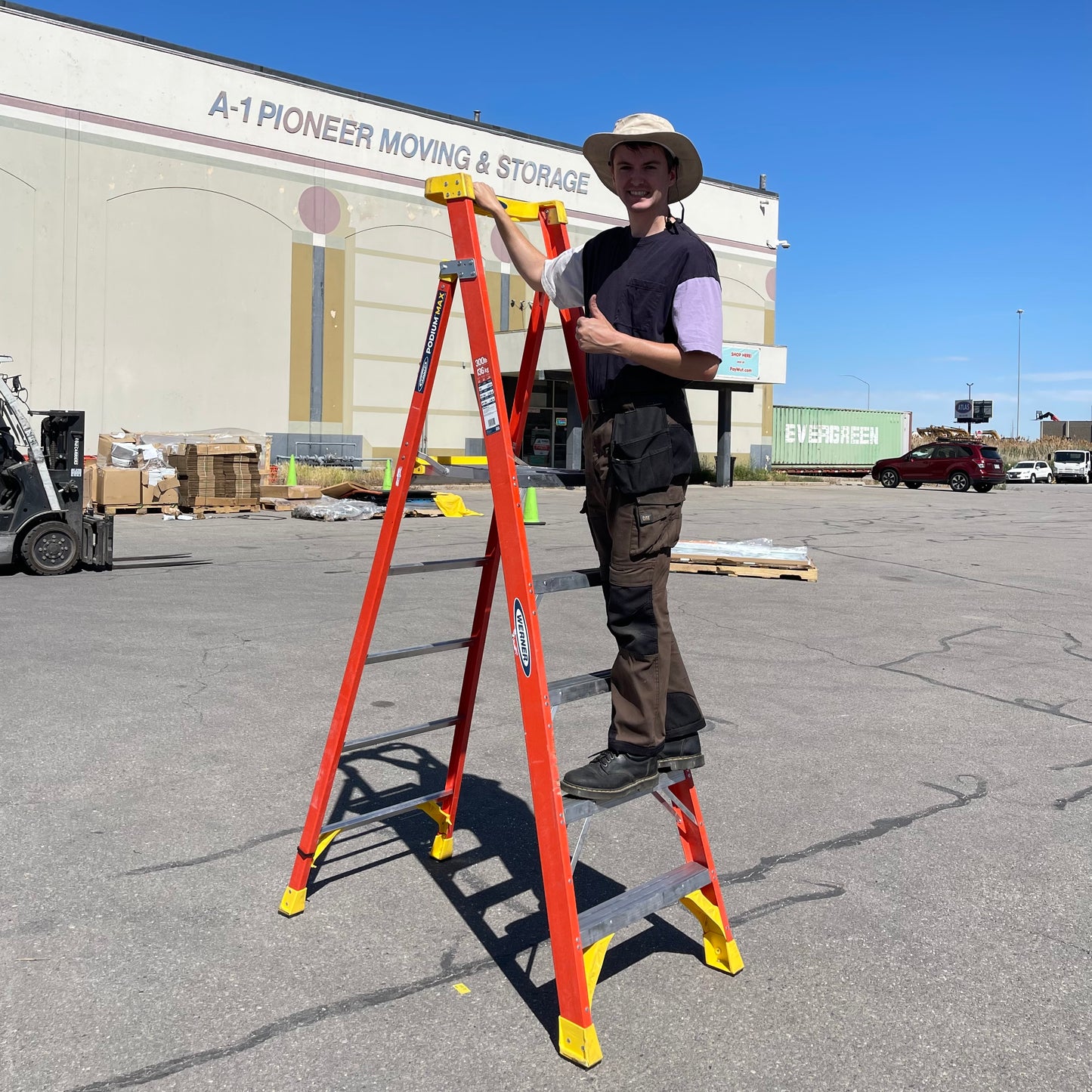 Z@ WERNER Podium Max Fiberglass a Frame Step Ladder 5-11 ft, 300 lbs cap Orange PD6205