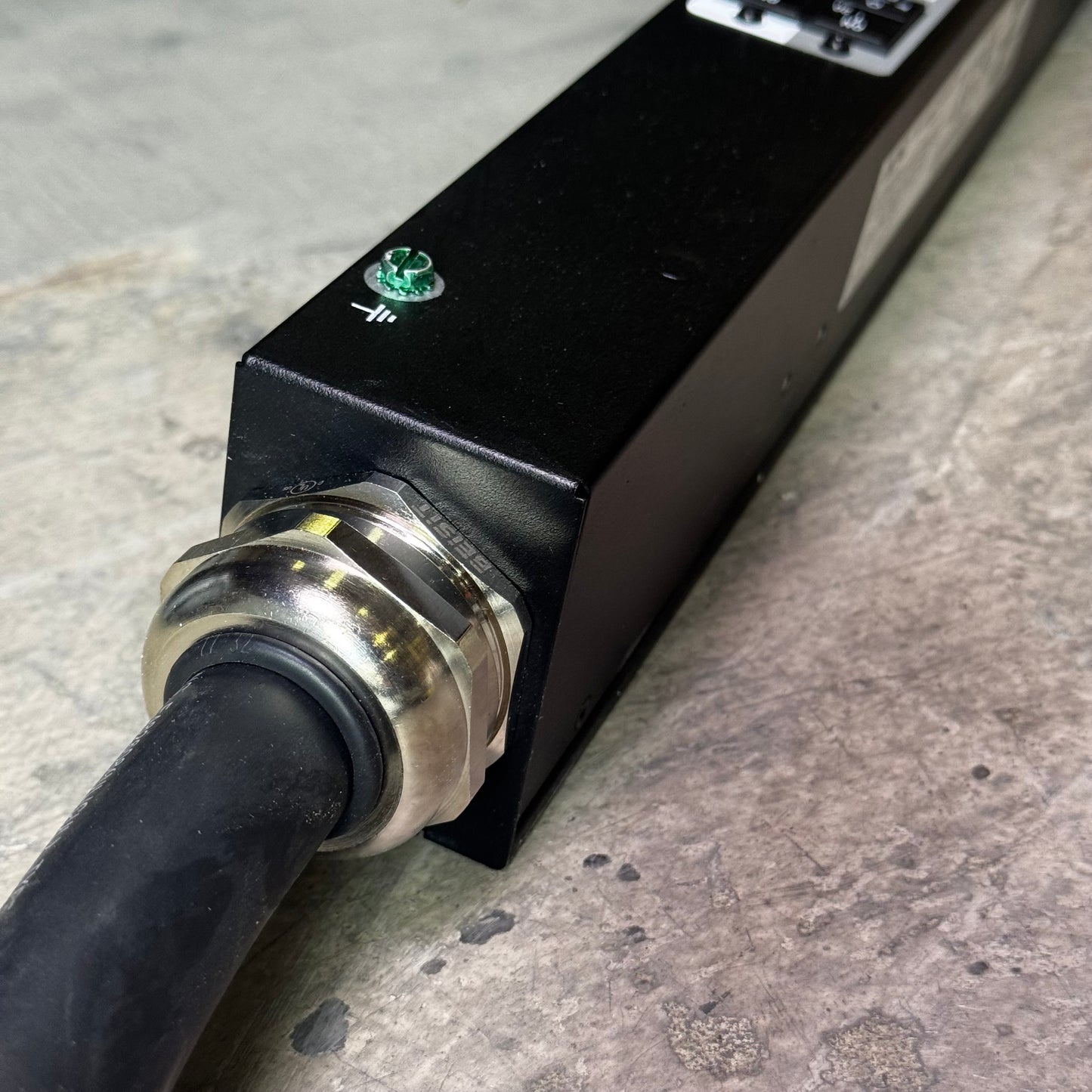 APC Power Distribution Units Input 200-240/346-415VAC  74"L Black SE26048M-0061-C