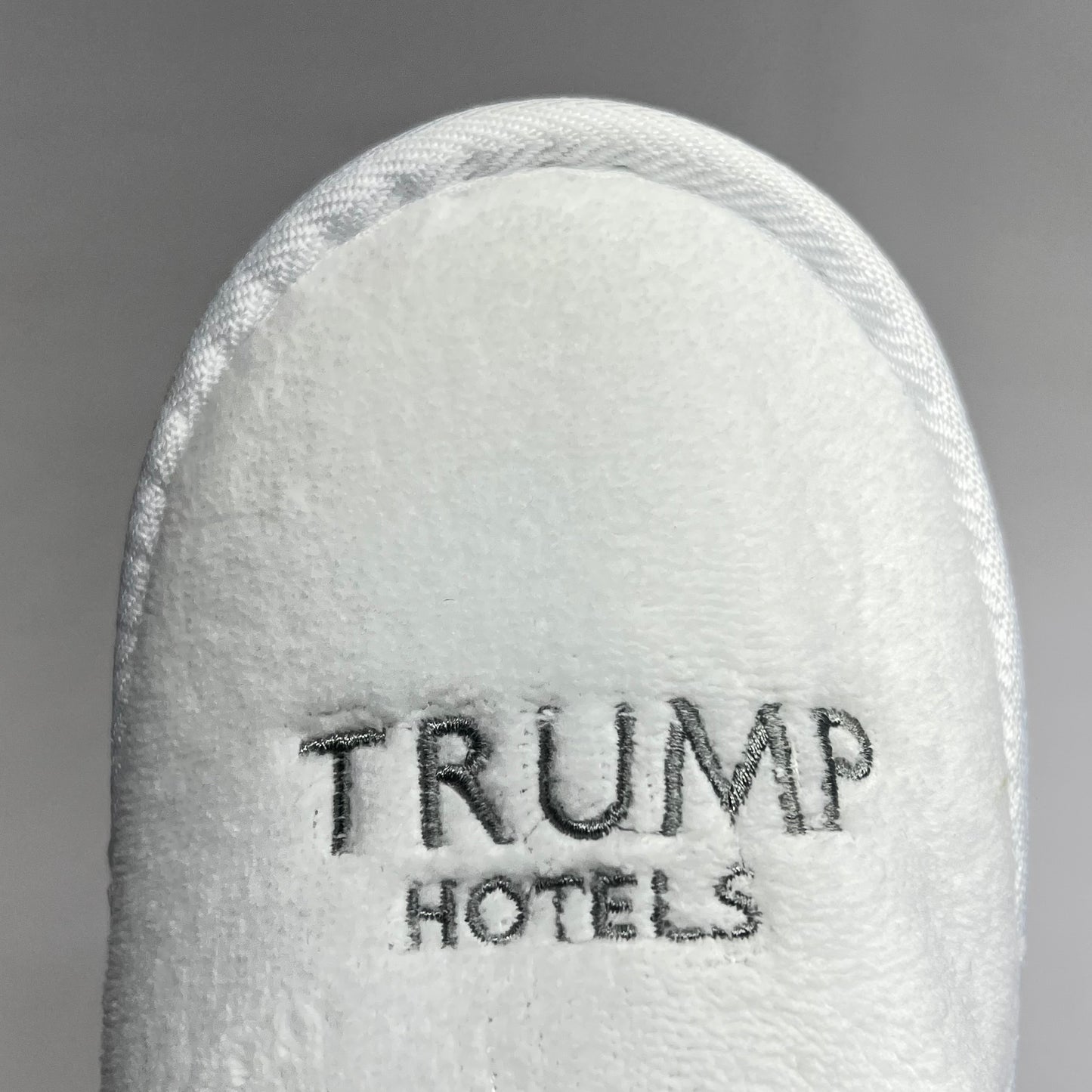 TRUMP STORE Embroidered Spa Slippers Men's Sz 12 Women's Sz 14  White/Silver