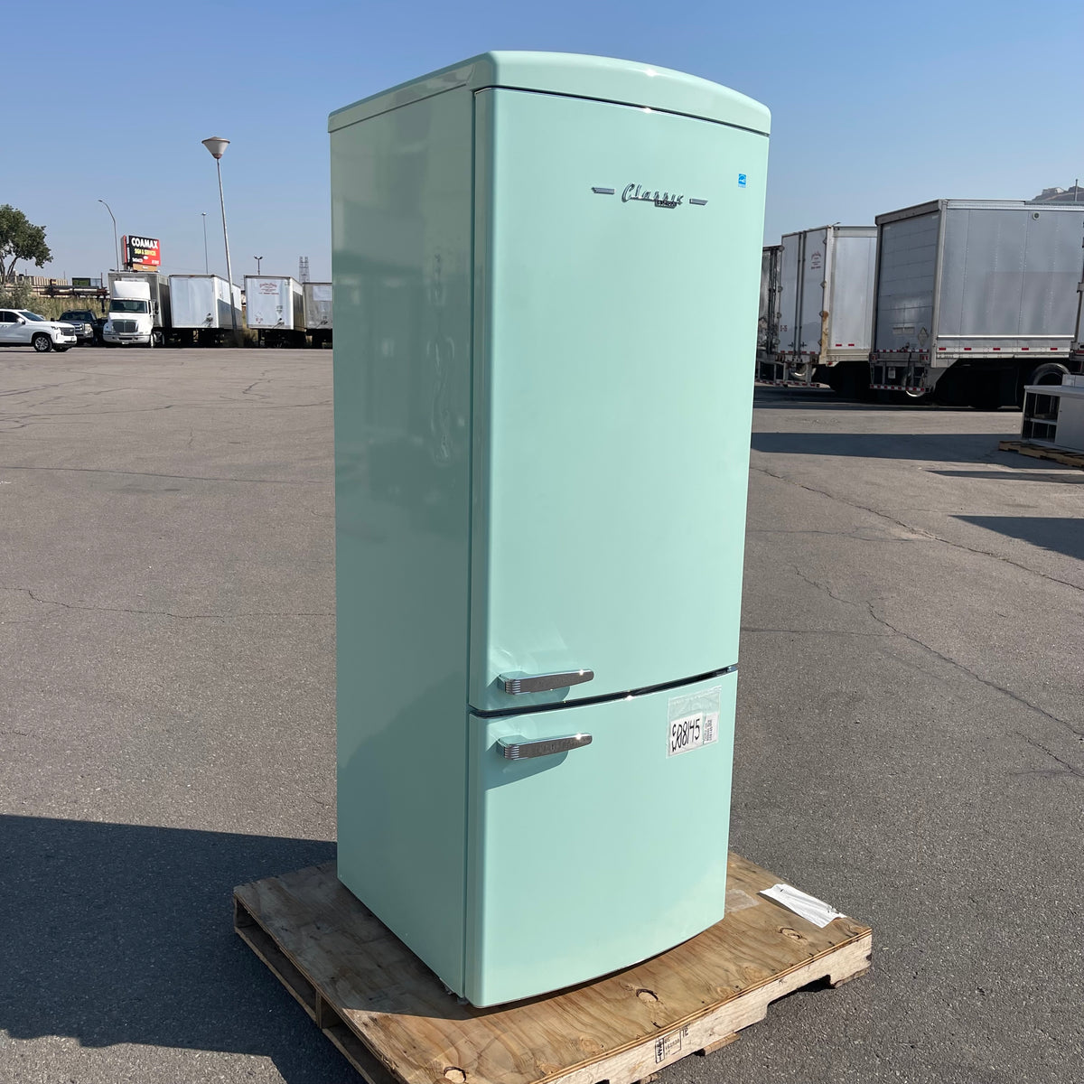 UNIQUE APPLIANCES Classic Series Bottom Mount Refrigerator 75"x29"x28" Ocean Mist UNQ-455L (Good)