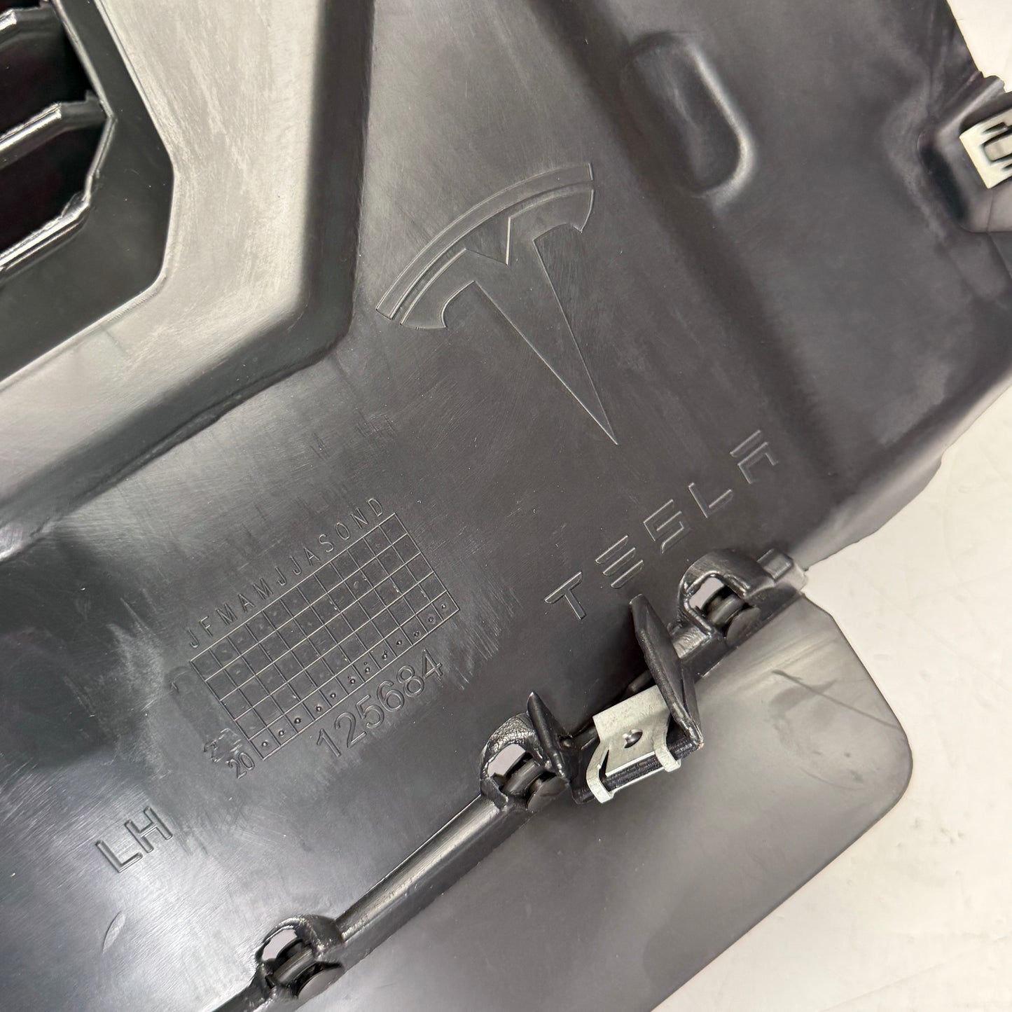 TESLA Model S 2016-2020 Front Right Wheel Arch Fender Liner Splash 1063694-00-D