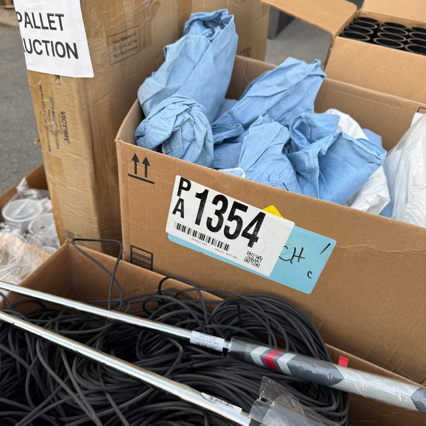 ZA@ Pallet of MIXED Rubber Trim, Plastic Pipes, Coveralls, Broken Putters, & MORE! (AS-IS)