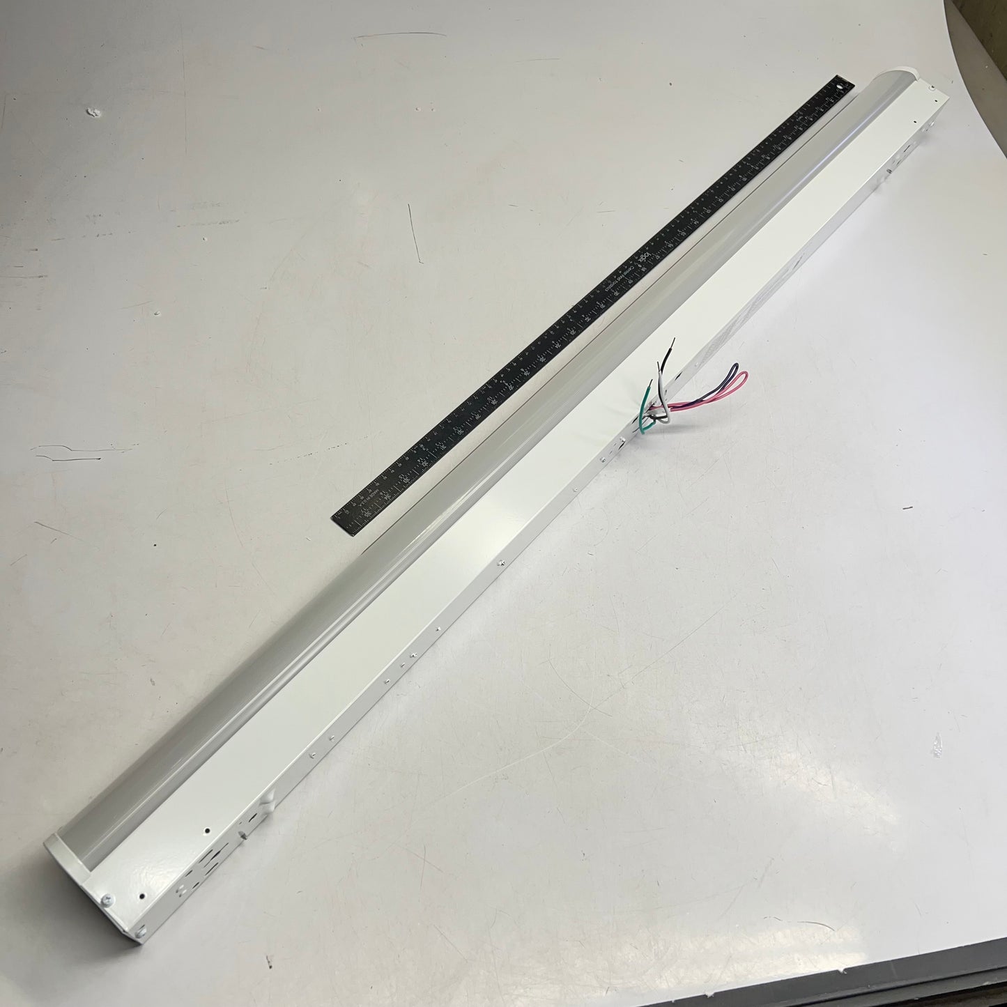 ILP LIGHTING Linear Strip Light  4' 25W 4000K Frosted Acrylic White VS43LU40FRL