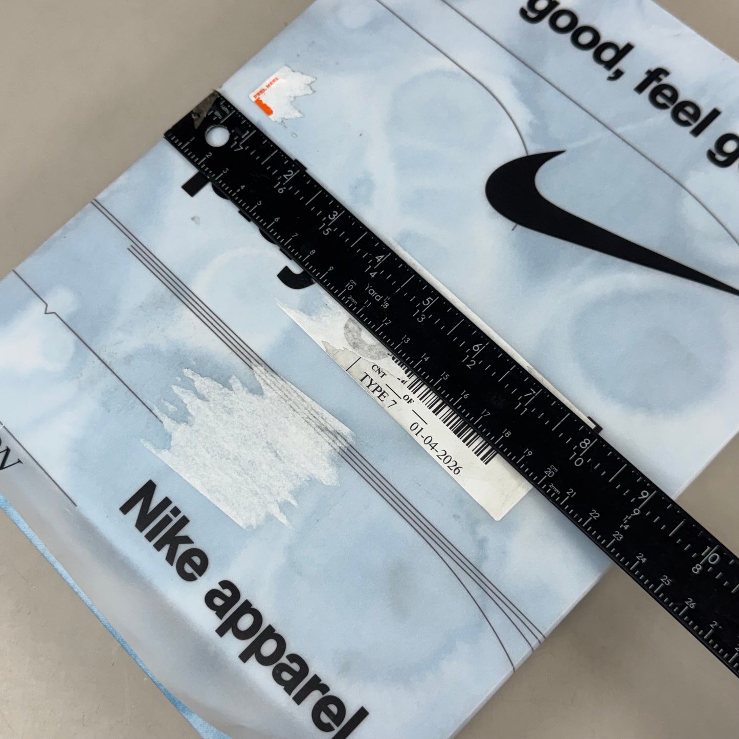 PHAIDON Look Good, Feel Good, Play Good: Nike Apparel Hardcover  Maisie Skidmore  Slytherin (New (Other))