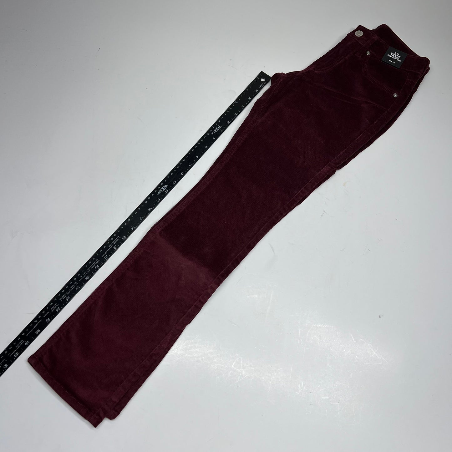 SILVER JEANS CO Suki Curvy Fit Mid Rise Straight Leg Women's Size 24/31 Bordeaux