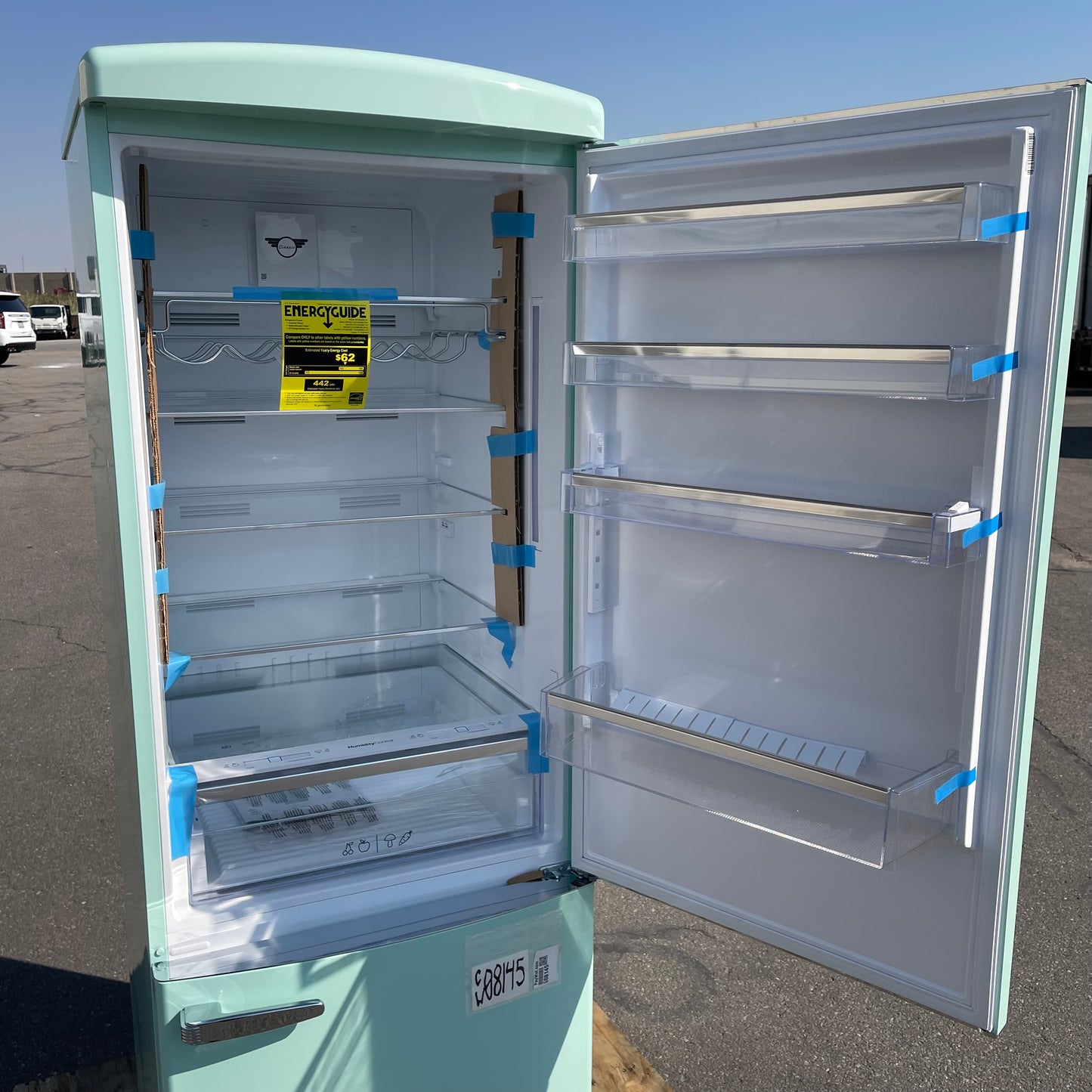 UNIQUE APPLIANCES Classic Series Bottom Mount Refrigerator 75"x29"x28" Ocean Mist UNQ-455L (Good)