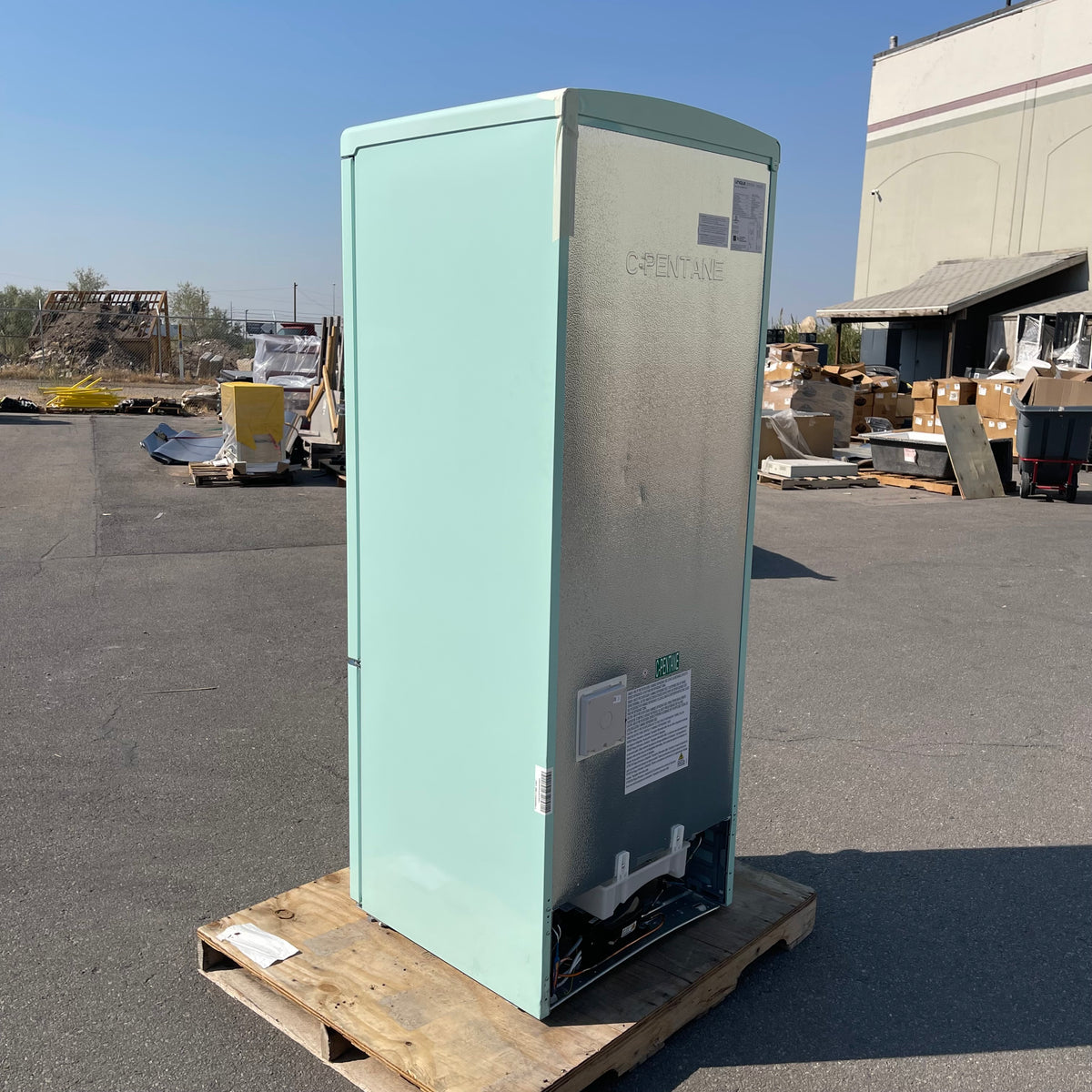 UNIQUE APPLIANCES Classic Series Bottom Mount Refrigerator 75"x29"x28" Ocean Mist UNQ-455L (Good)