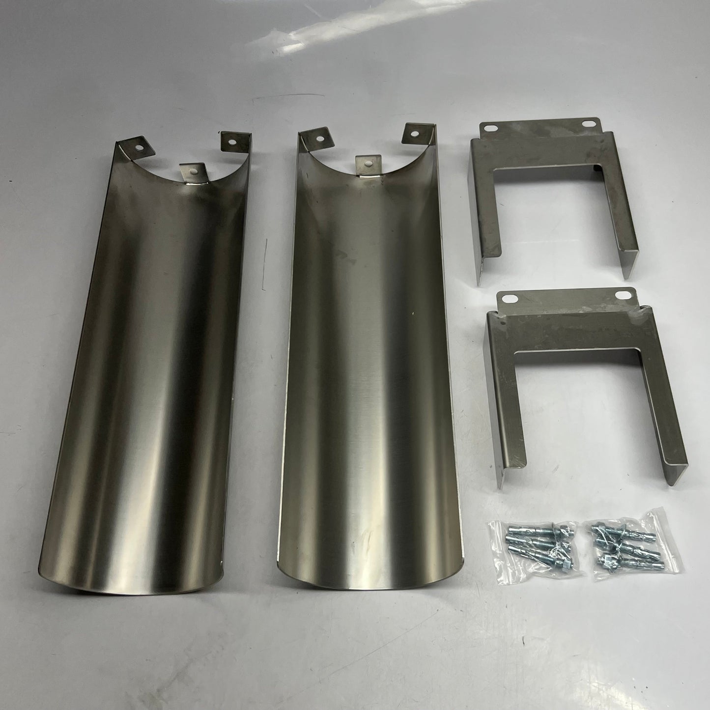 ZA@ Pallet of MIXED Floor Mounted Corner Guard, Polypropylene White & Blue Beard Restraint