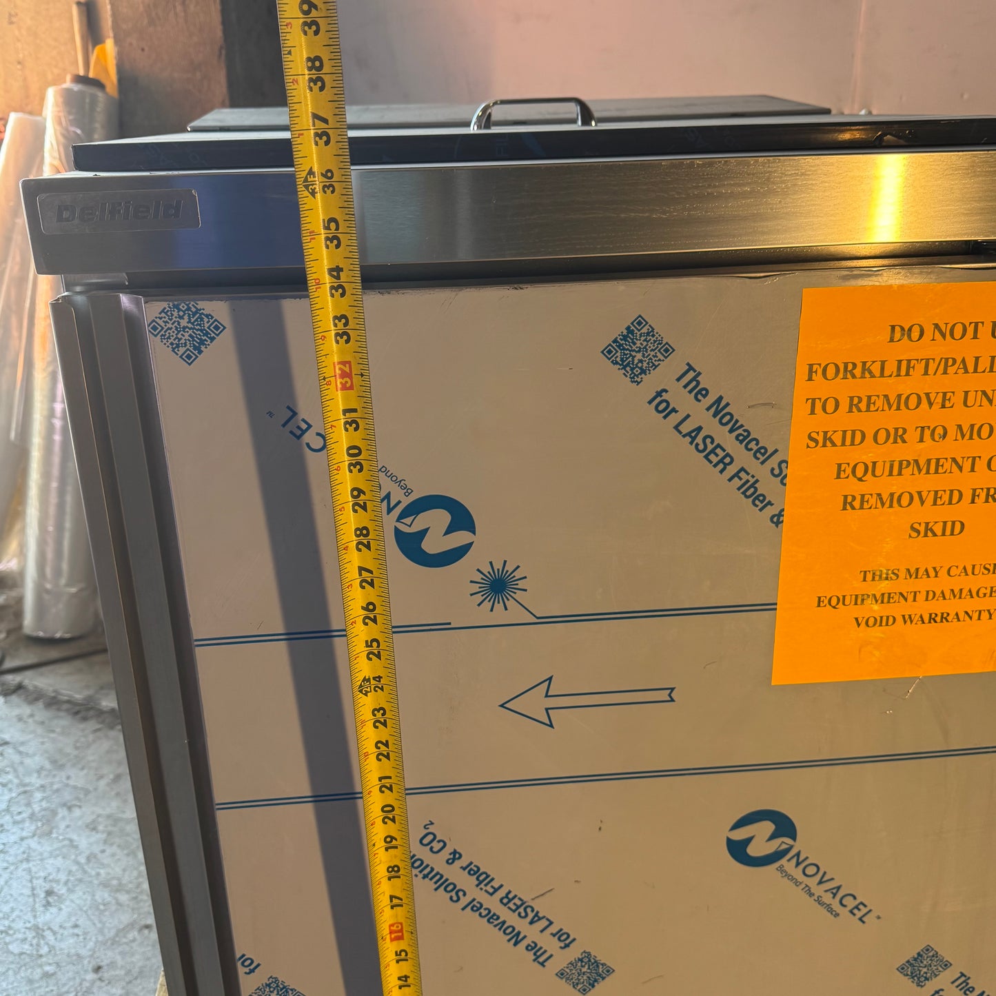 DELFIELD 4400 Mega Top Refrigerator, R290 W/Nosing Shelf Sz 27"W x 30.5"L x 36"H 4427NP-12M-M777