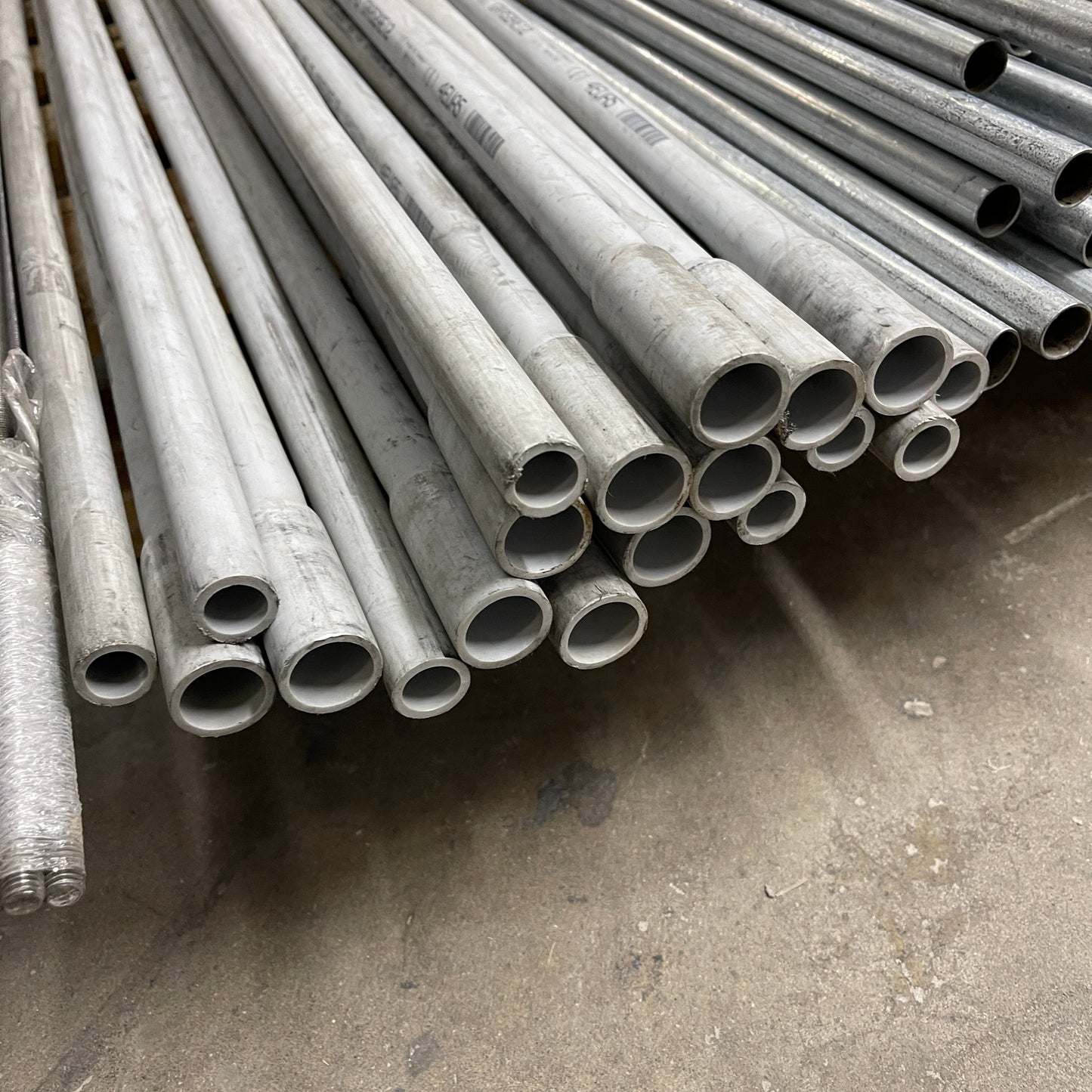 ATKORE Pallet of 1/2” Electrical Conduit Steel EMT & CANTEX 1/2 PVC Conduit (AS-IS)