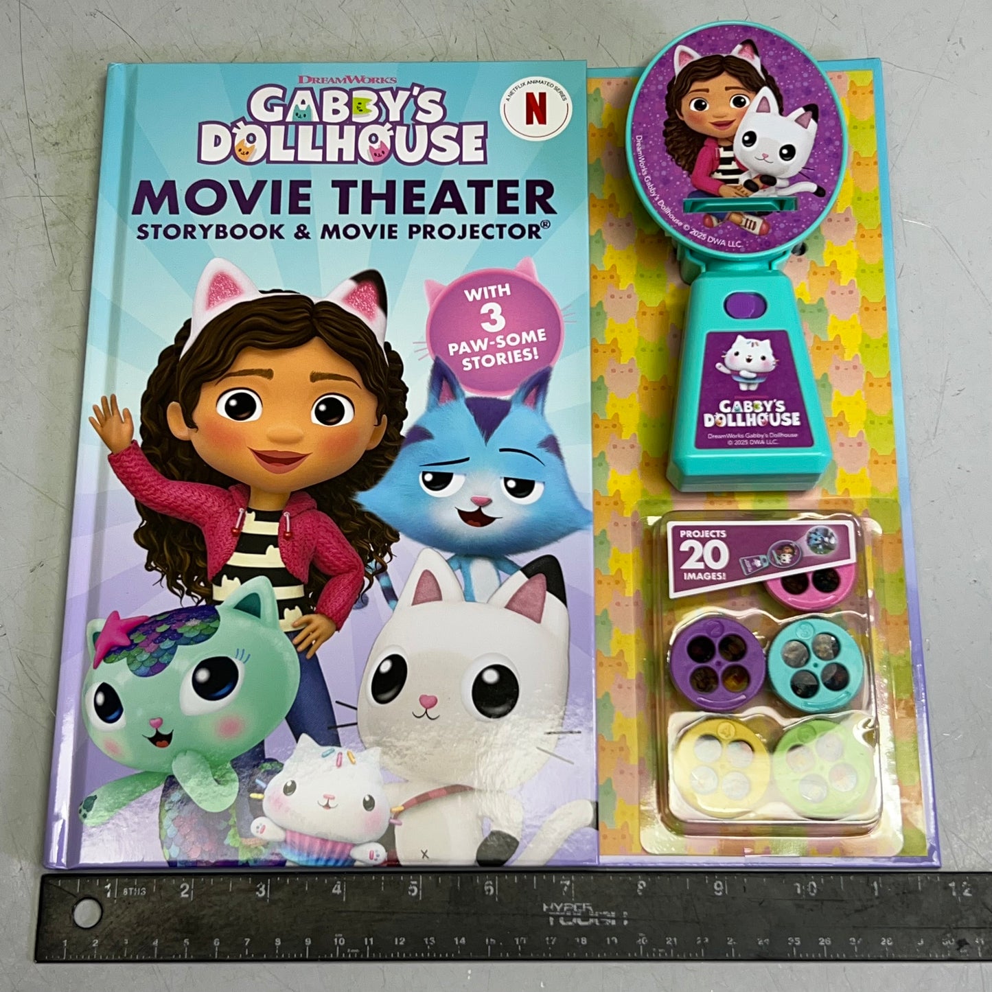 DREAMWORKS Gabby's Dollhouse Movie Theater Storybook & Movie Projector