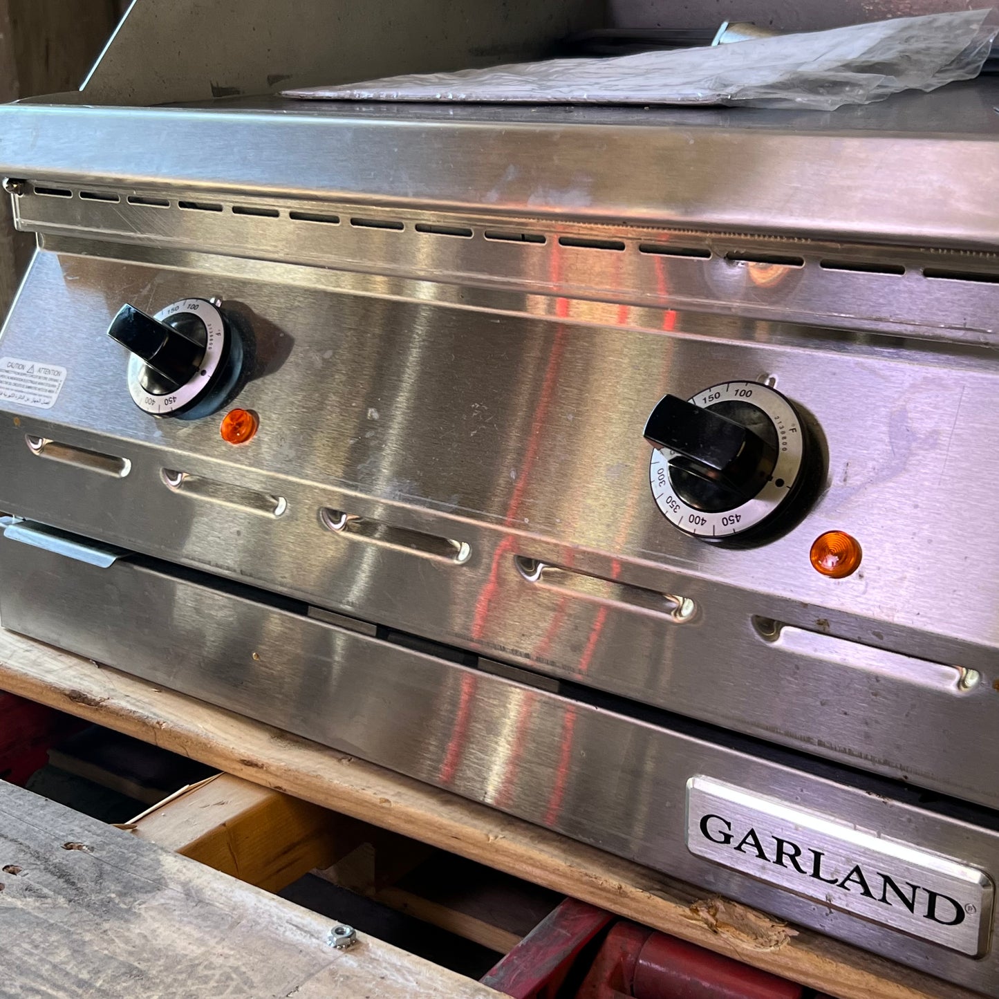 GARLAND Electric Commercial Range Sz 24"W x 24"L x 14"H, ED-24G (New w/ Damage, One Leg Missing)