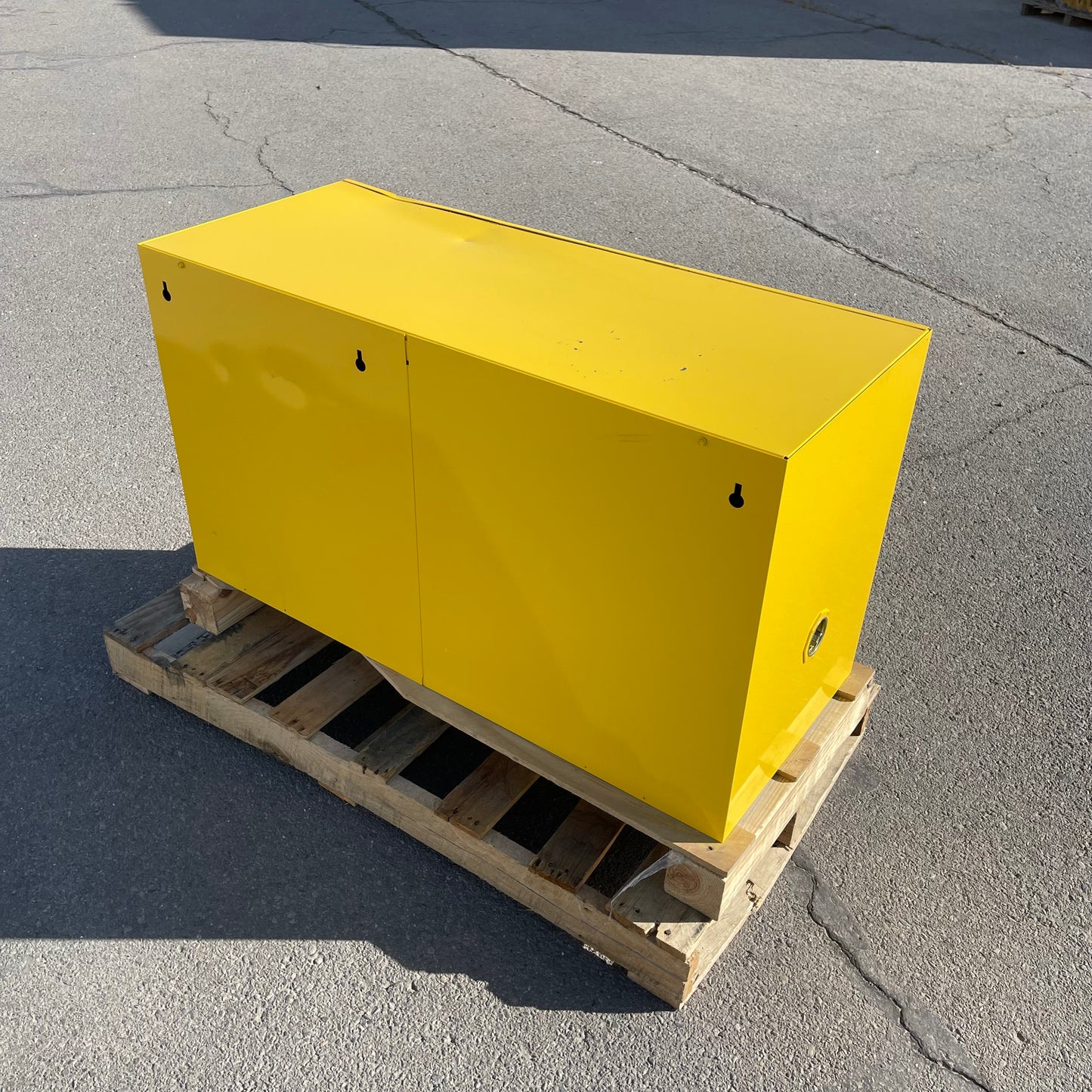 Z@ Pallet of JUSTRITE Sure-Grip EX Flammable Liquid Storage Cabinet 17 Gal Capacity 43"x24"x18" 891700