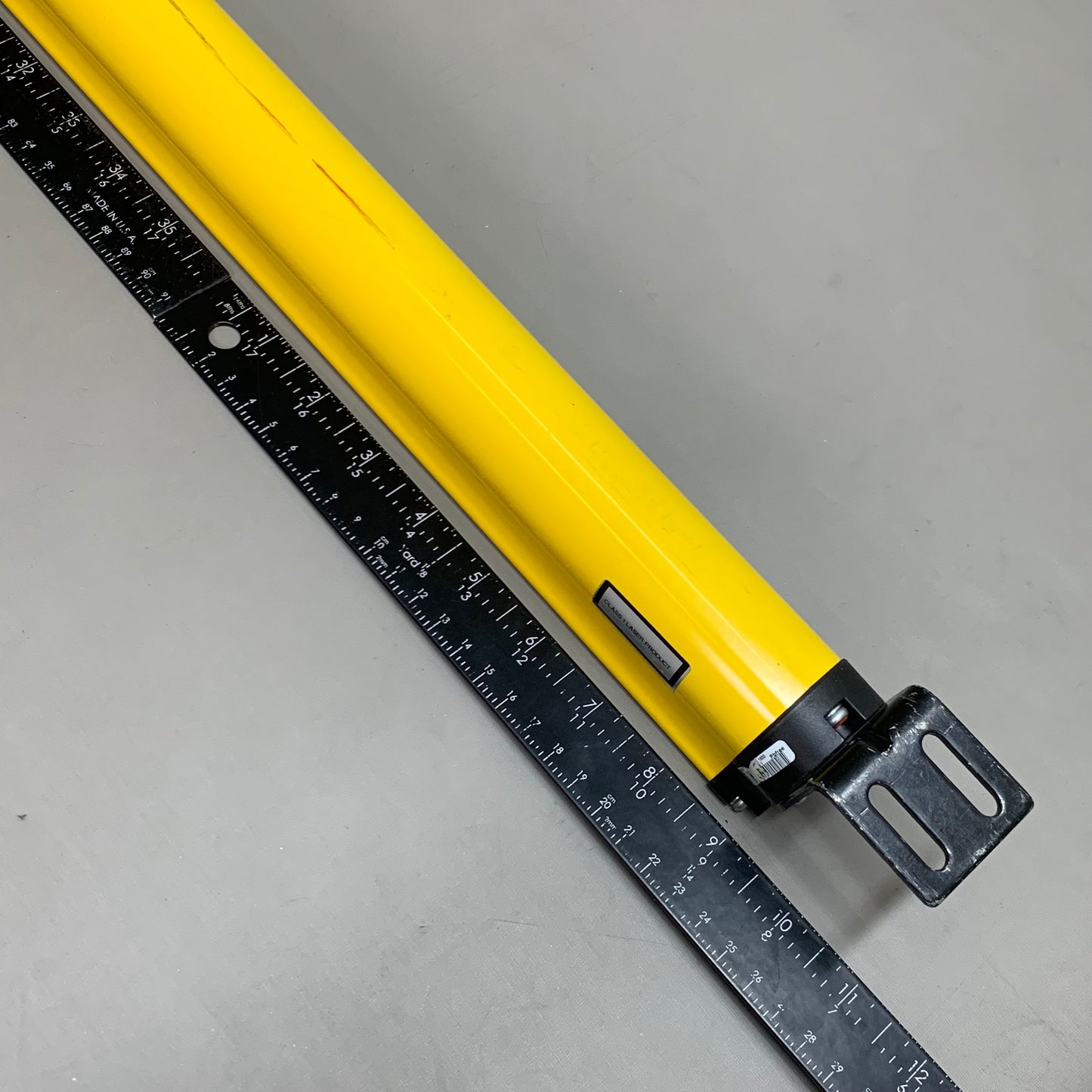 ALLLEN BRADLEY Guard Shield Light Curtain Transmitter 47" x 2" Yellow T4K1440YD Used AS-IS