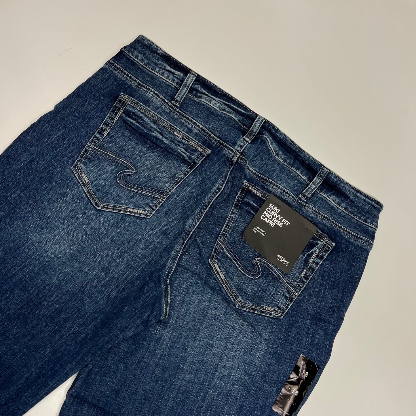SILVER JEANS CO Suki Curvy Fit Mid Rise Capri Jean Women's Sz 18W/23.5 Indigo