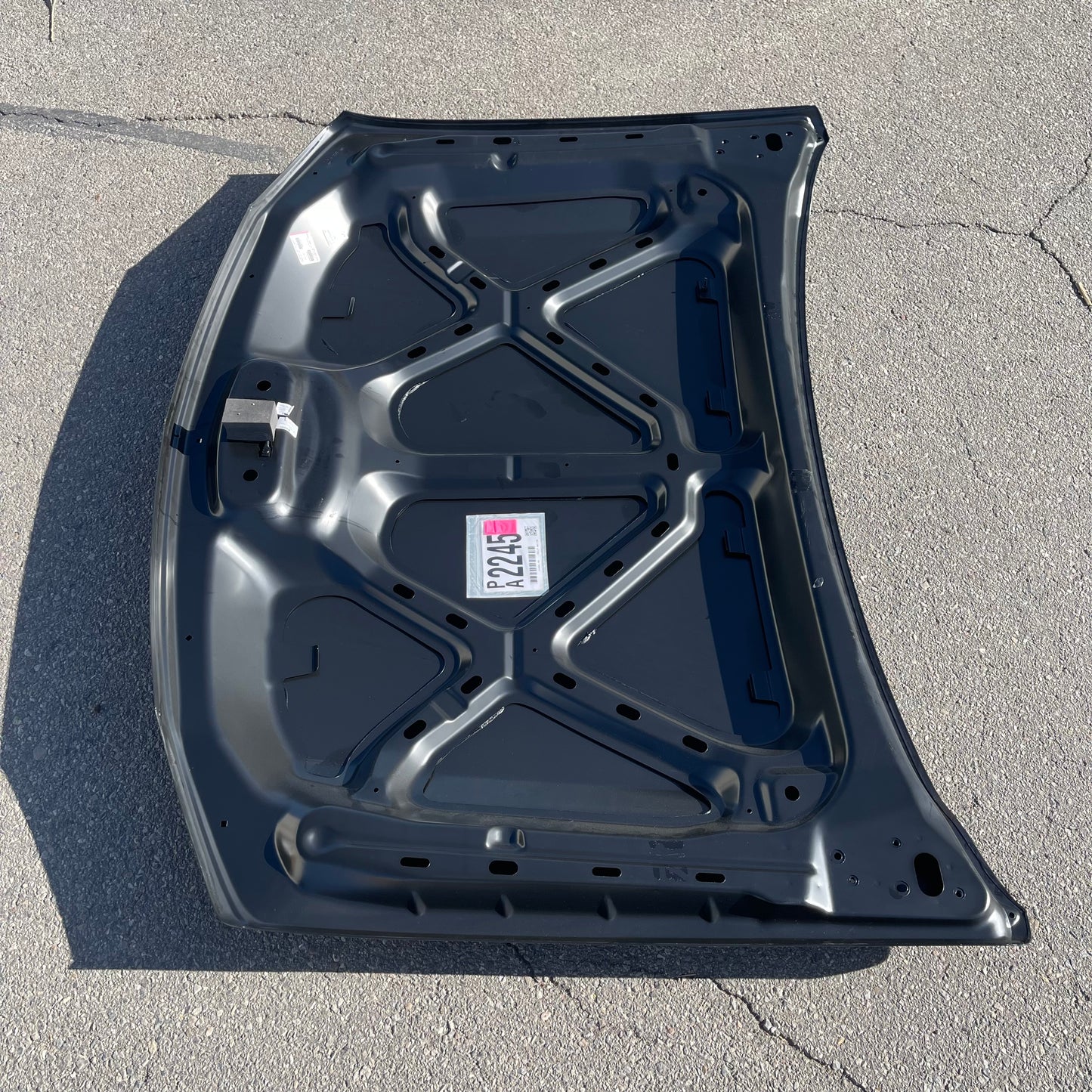 ZA@ Pallet of ORIGINAL EQUIPMENT REPRODUCTION Hood for Chevy Silverado 2005-2007 Black 15295820 (AS-IS)