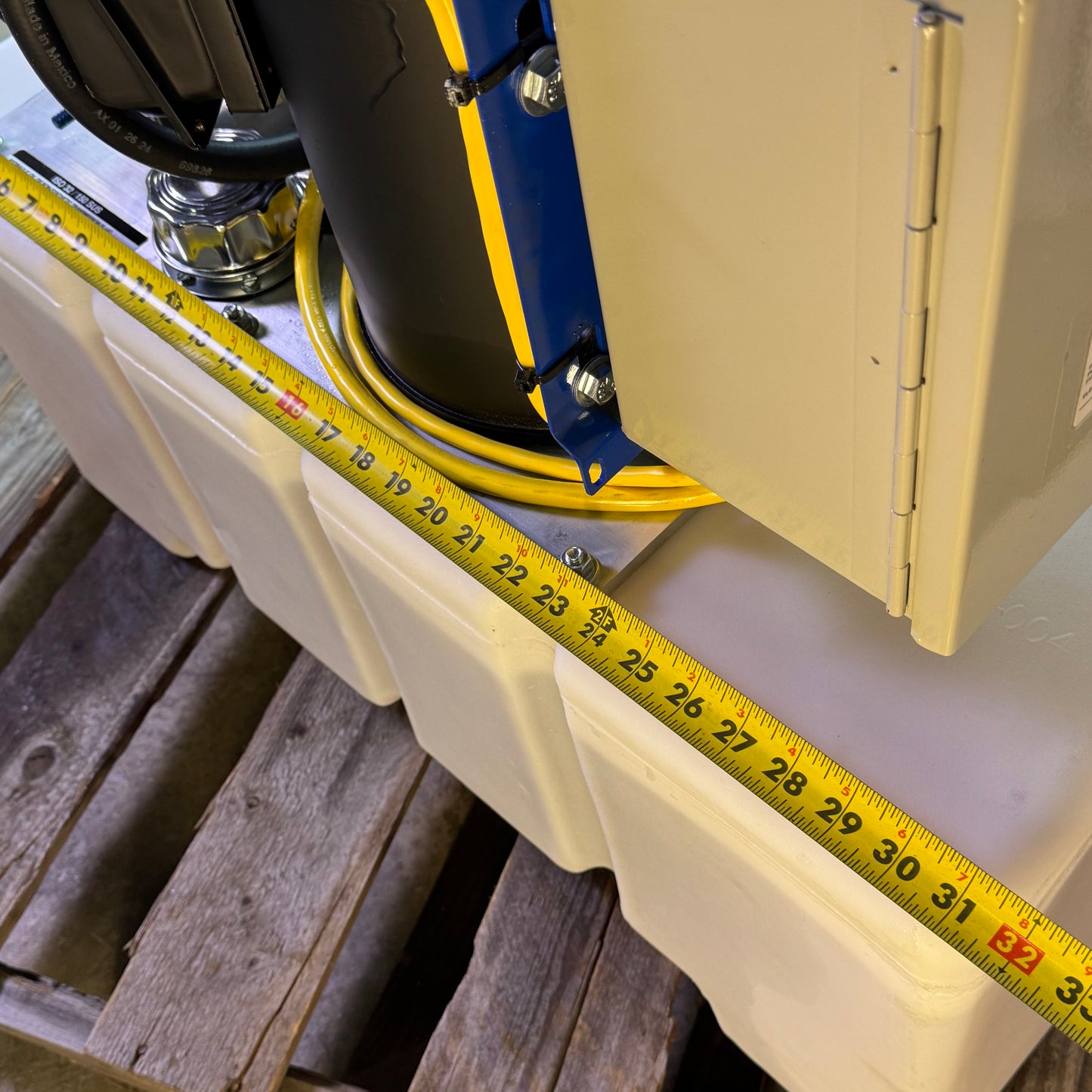 VESTIL Three Phase Asynchronous Motor For Loading Docks 6.5HP Capacity 6000 Lbs 208/230V 32"L x 13"W x 28"H Black & White N184T-4A