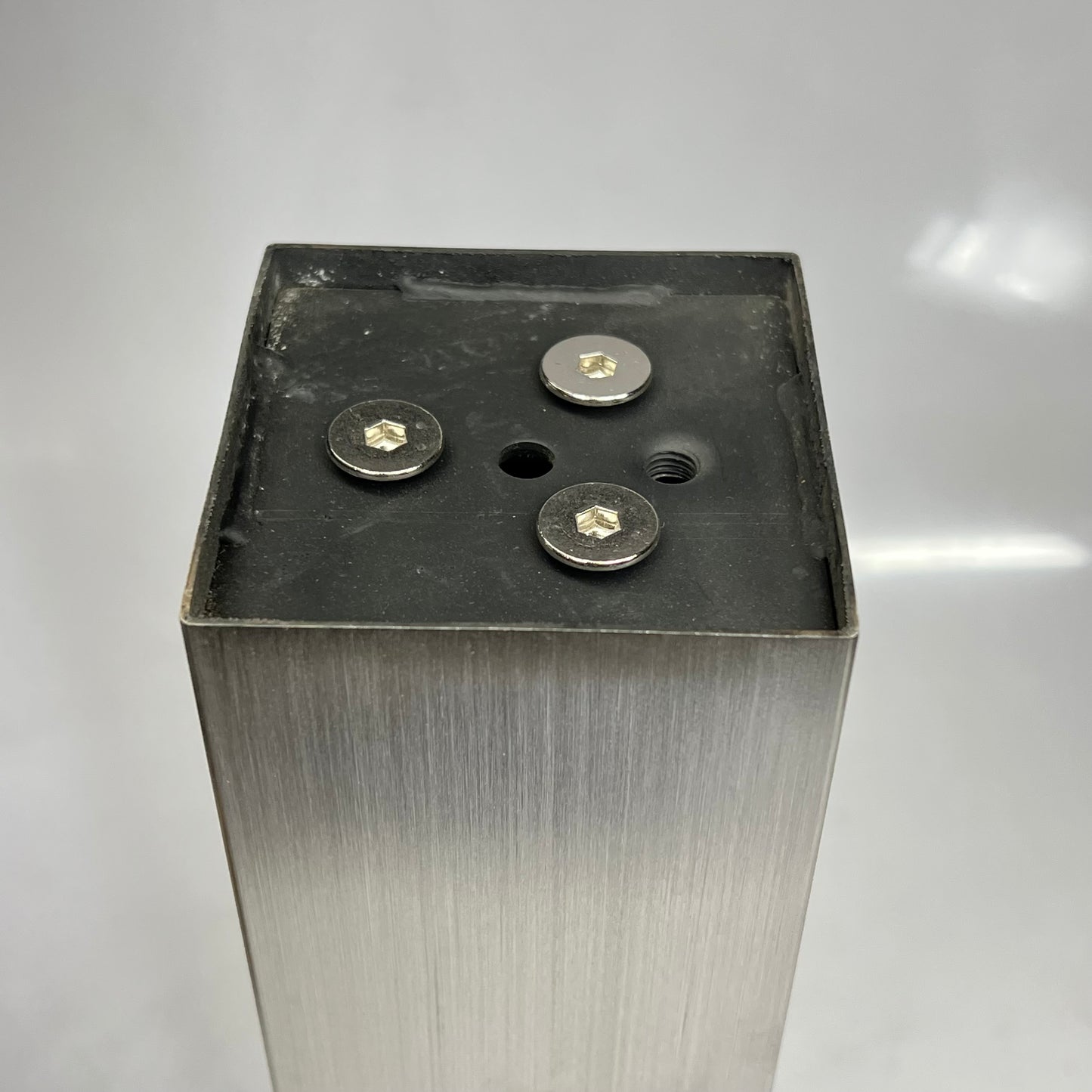 OFFICE SOURCE FURNITURE Brushed Metal Post for Rbbase23 28.5" PLTXPOST28BRU-A3