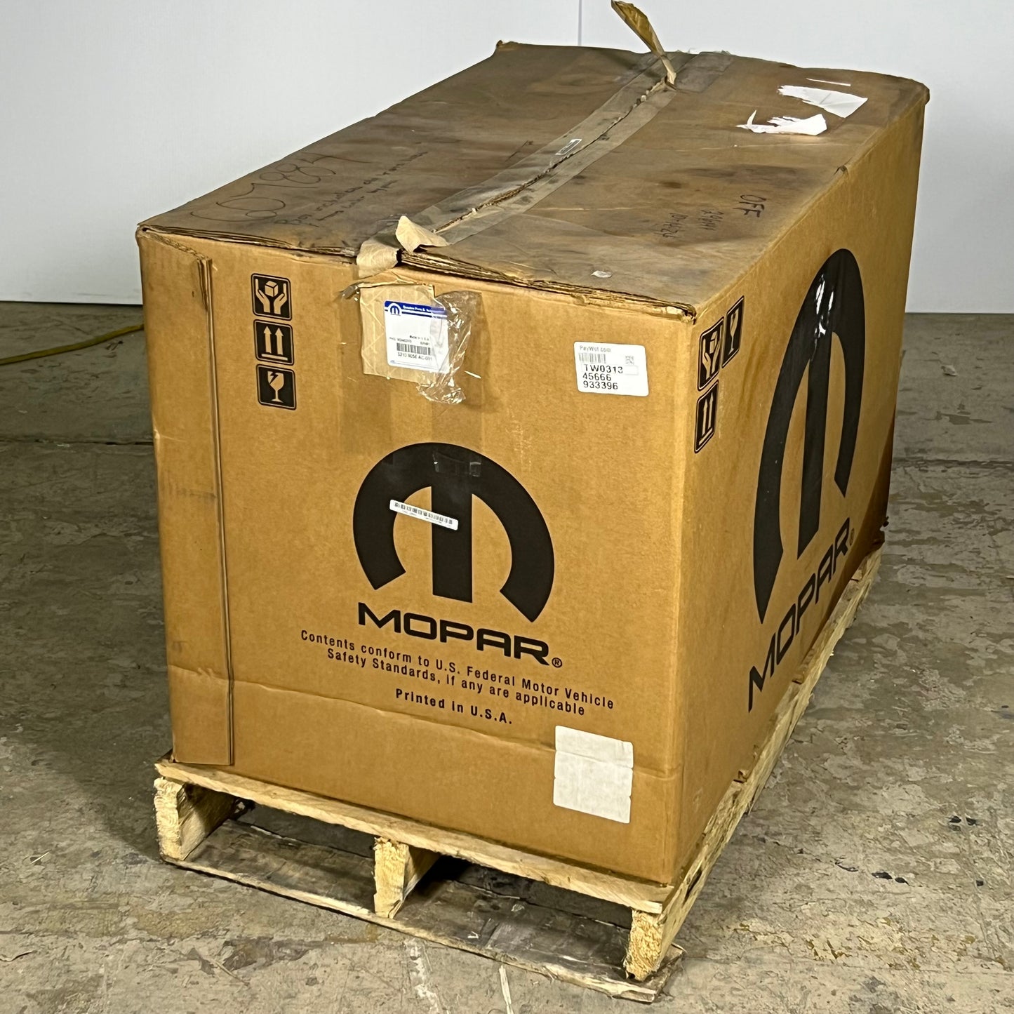 ZA@ MOPAR Torque Converter Transmission Kit Sz 27" L X 15.5" H 52109056AC-001 (Used As-Is)