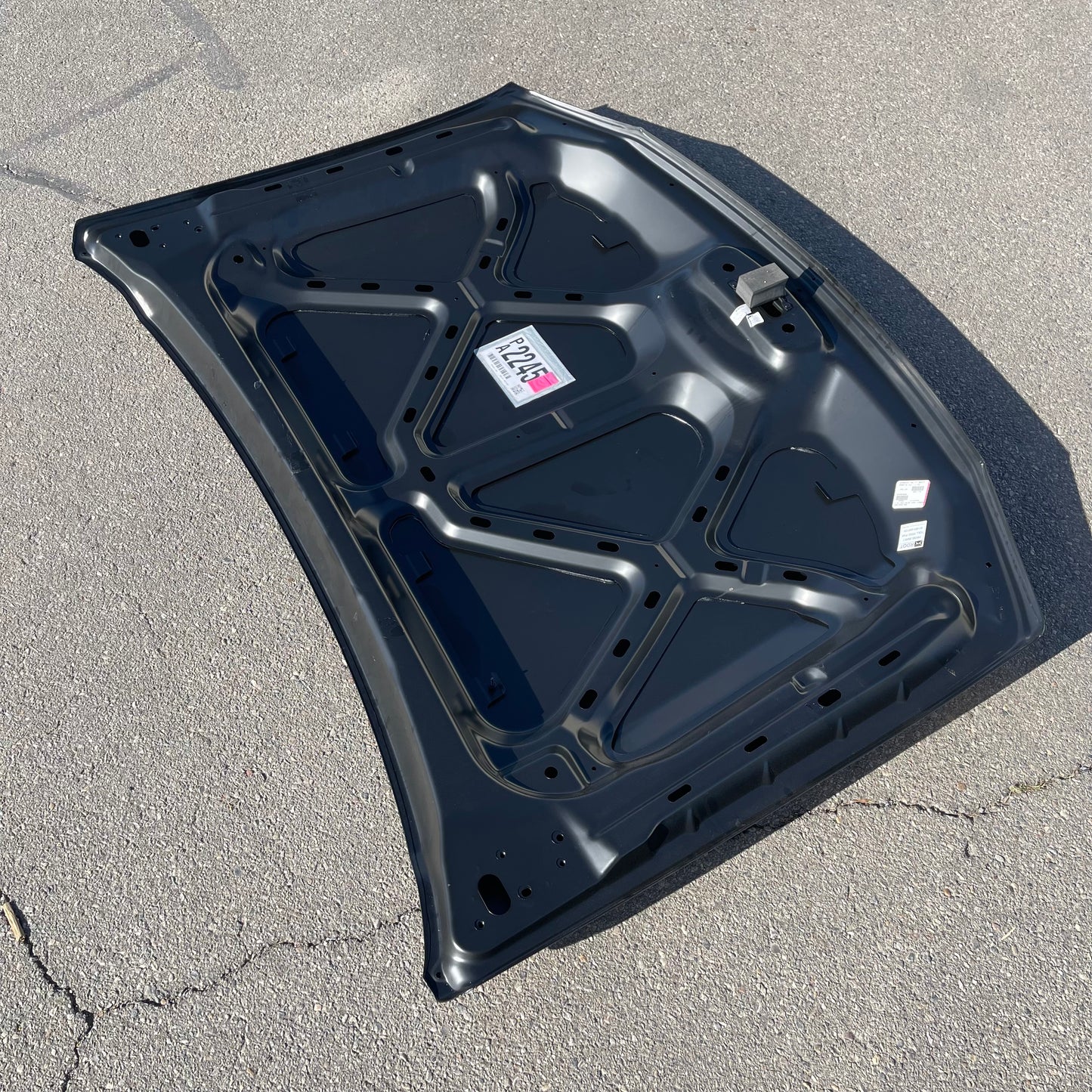 ZA@ Pallet of ORIGINAL EQUIPMENT REPRODUCTION Hood for Chevy Silverado 2005-2007 Black 15295820 (AS-IS)