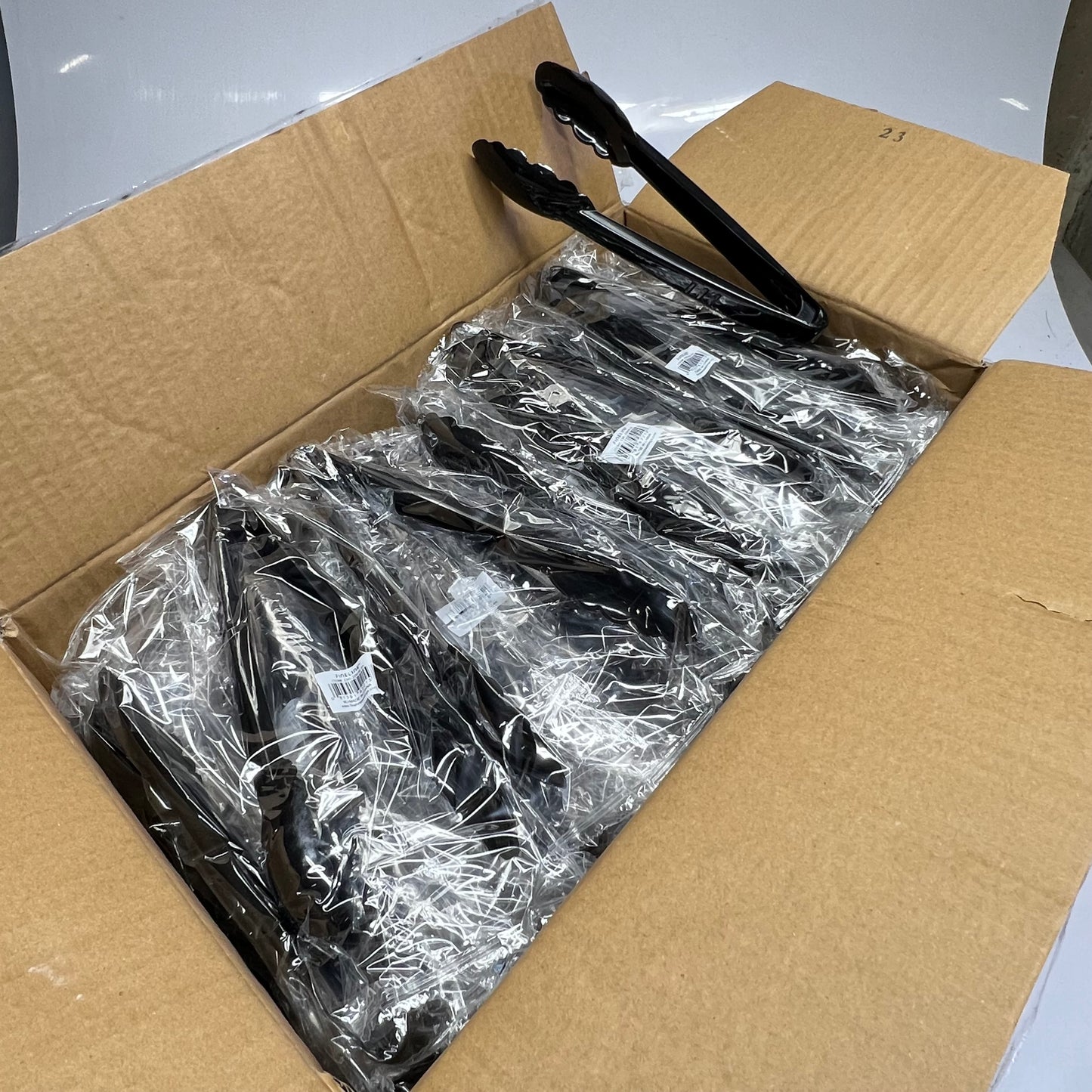 ZA@ FINELINE  (96 PACK) Heavy Duty Tongs  9" Black EMI-209/96.BK