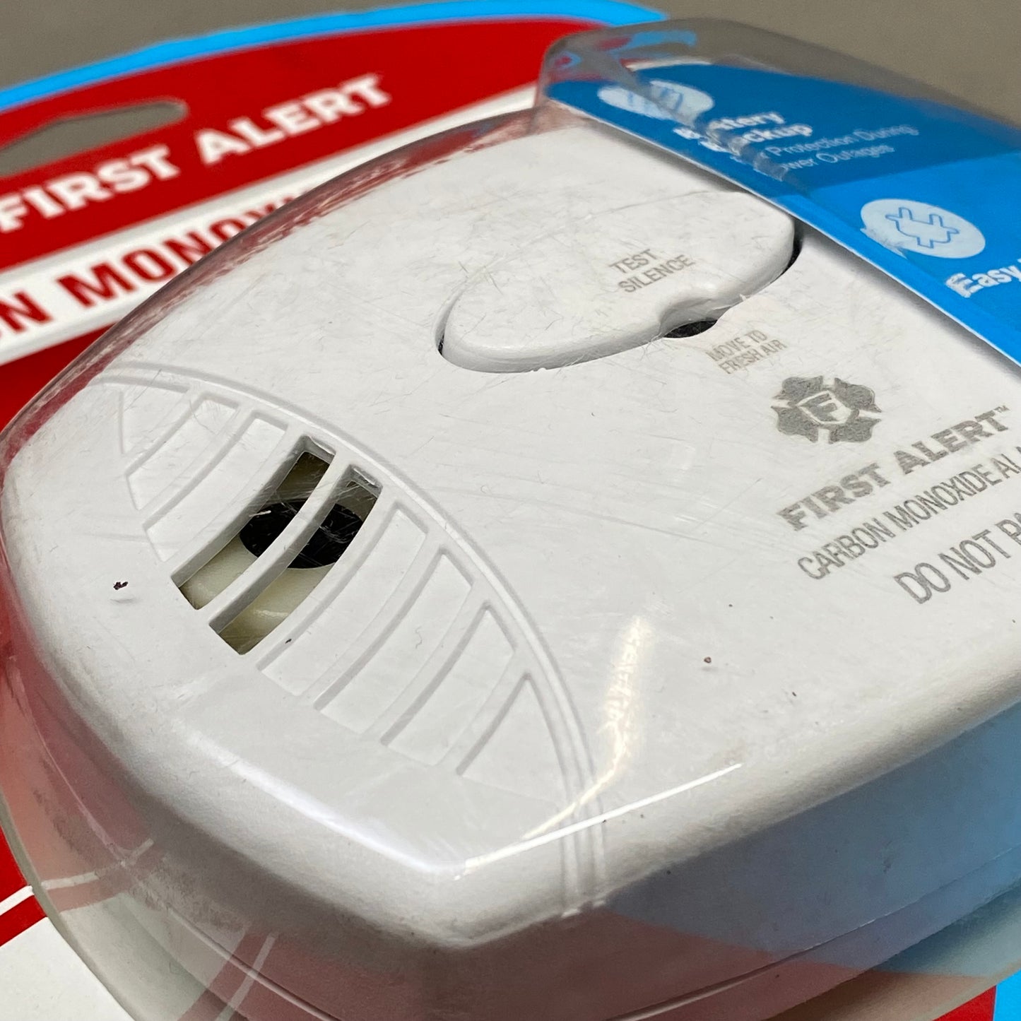 FIRST ALERT Plug-In Carbon Monoxide Alarm 5"x1.38"x3.4" White 1039734