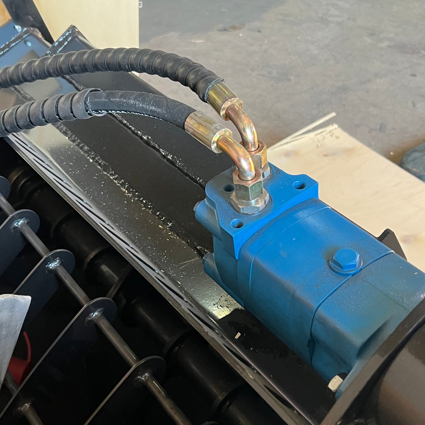 AGT Concrete Cement Mixer Bucket 196kg Attachment Sz 41" x 30" x 29.2", M-BKM