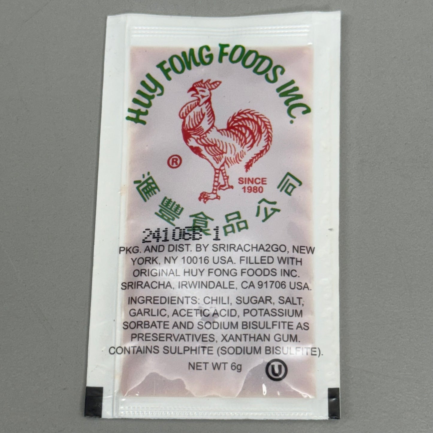 HUY FONG FOOD INC 200PK Sriracha Packets 6g  3”Lx1 1/8”W Plastic Bag White/Red Bag BB: 10/25 (Damaged Box)