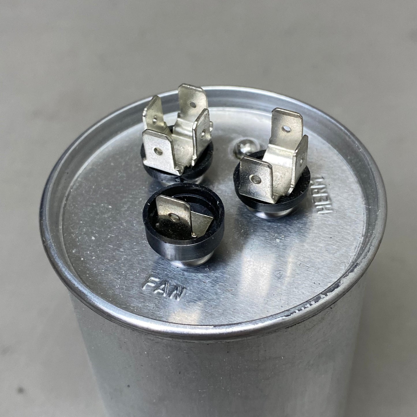 TITAN PRO Motor Run Capacitor 2.5"x3.74" Grey TRCFD4575