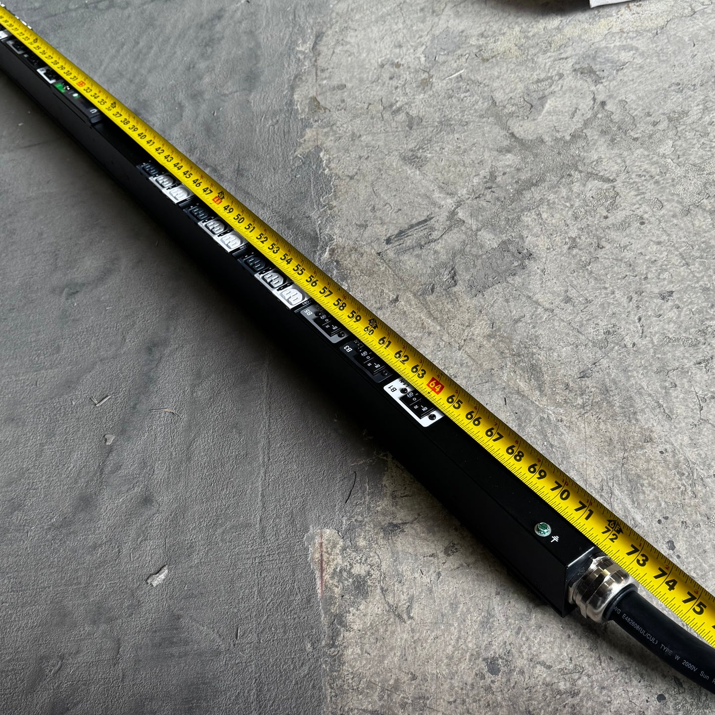 APC Power Distribution Units Input 200-240/346-415VAC  74"L Black SE26048M-0061-C