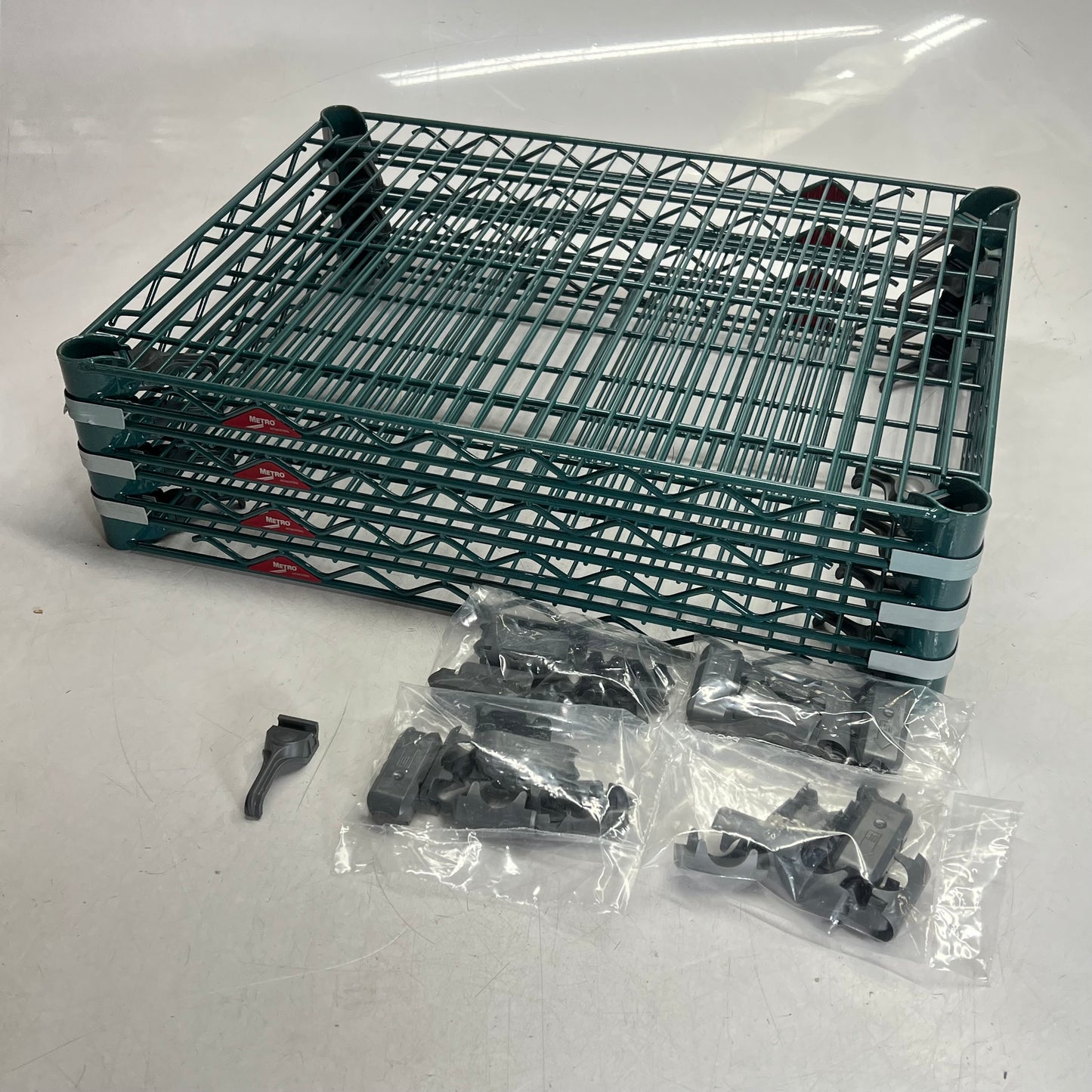 METRO (4 PACK) Super Adjustable Metroseal 3 Shelf 18x24 Green A1824NK3