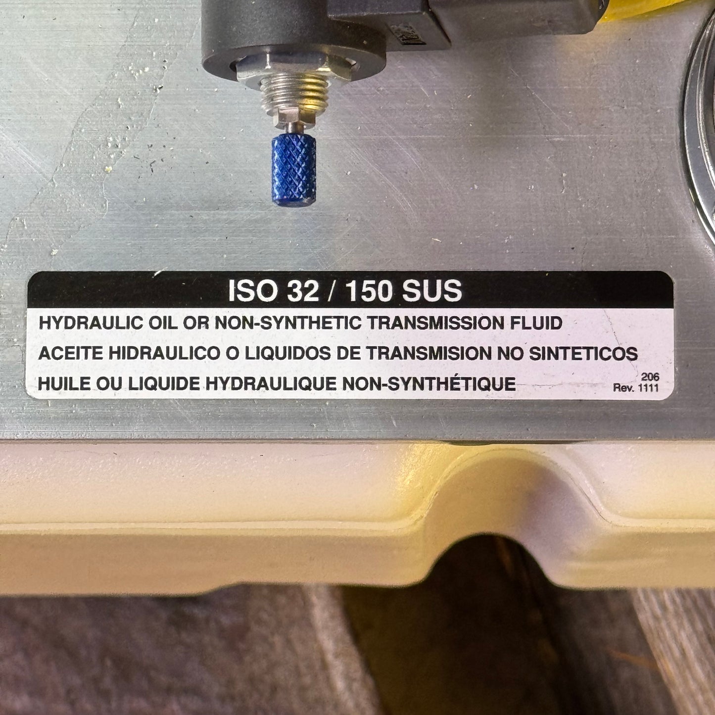 VESTIL Three Phase Asynchronous Motor For Loading Docks 6.5HP Capacity 6000 Lbs 208/230V 32"L x 13"W x 28"H Black & White N184T-4A