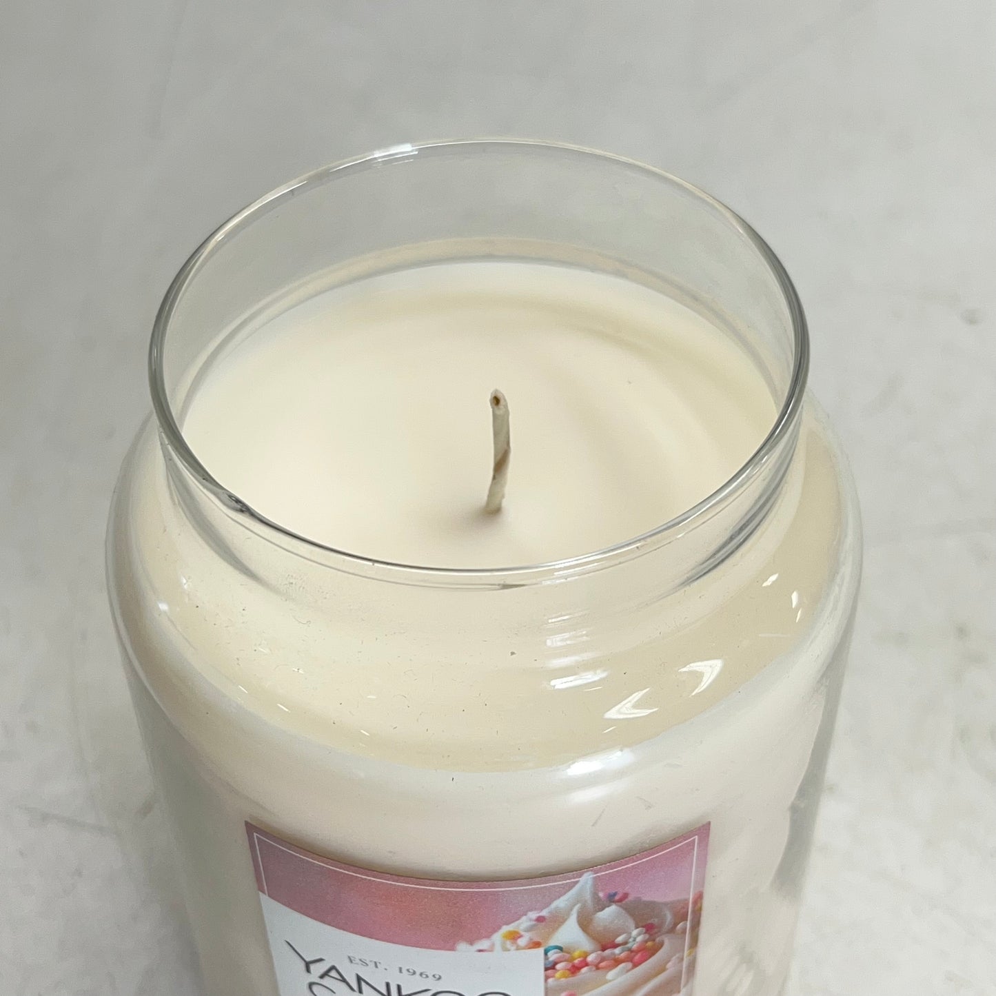 YANKEE CANDLE Single Wick Candle W/ Sealing Lid Vanilla Cupcake Scent 150hr 22oz