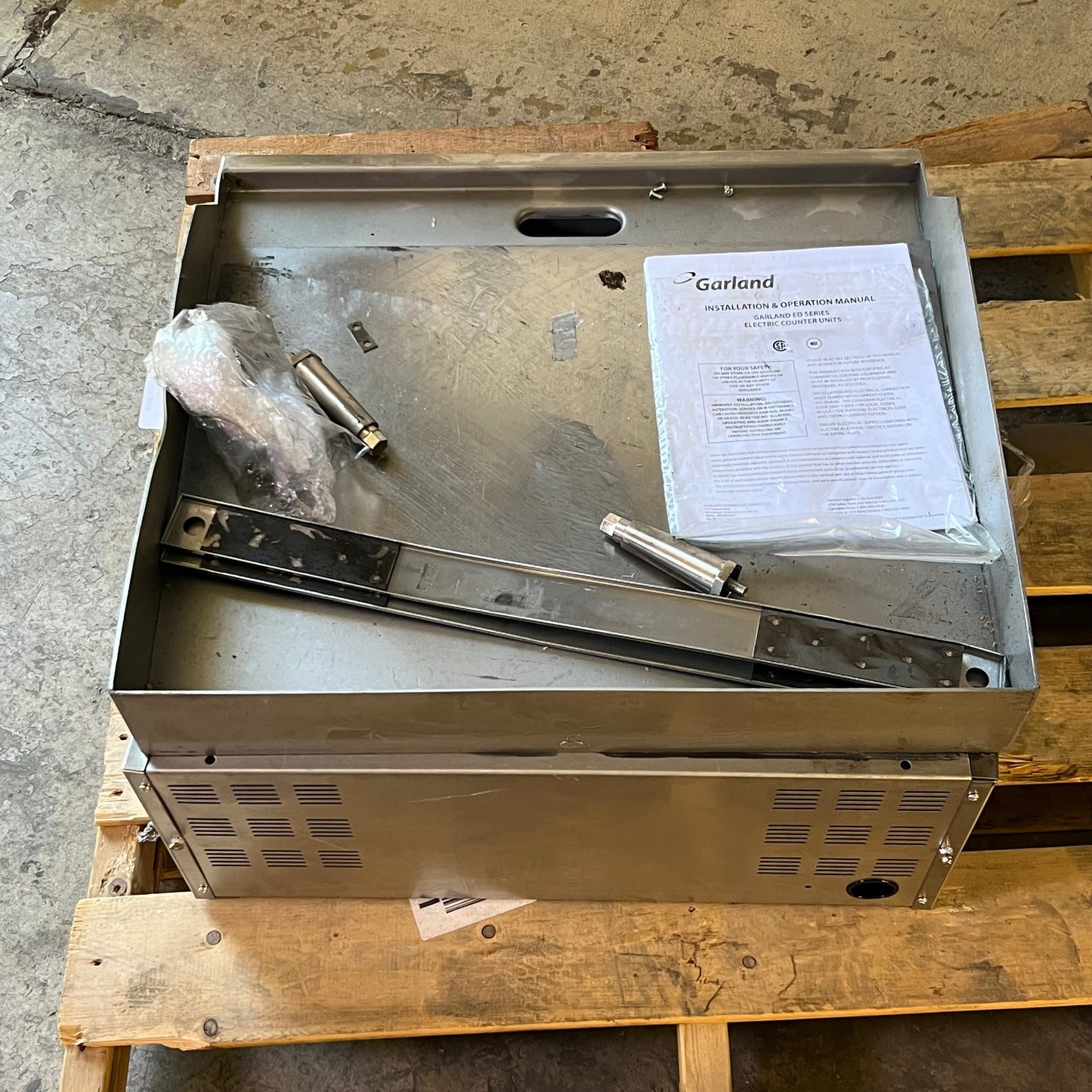GARLAND Electric Commercial Range Sz 24"W x 24"L x 14"H, ED-24G (New w/ Damage, One Leg Missing)