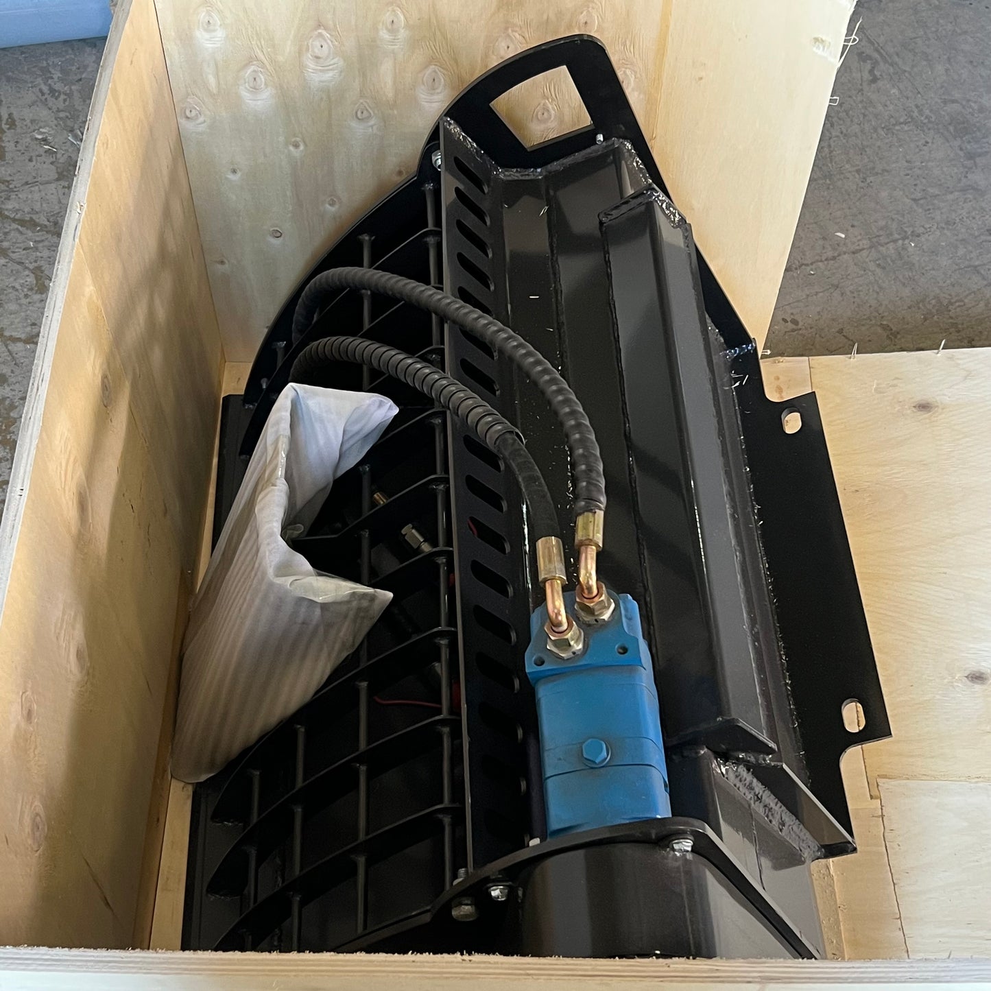 AGT Concrete Cement Mixer Bucket 196kg Attachment Sz 41" x 30" x 29.2", M-BKM