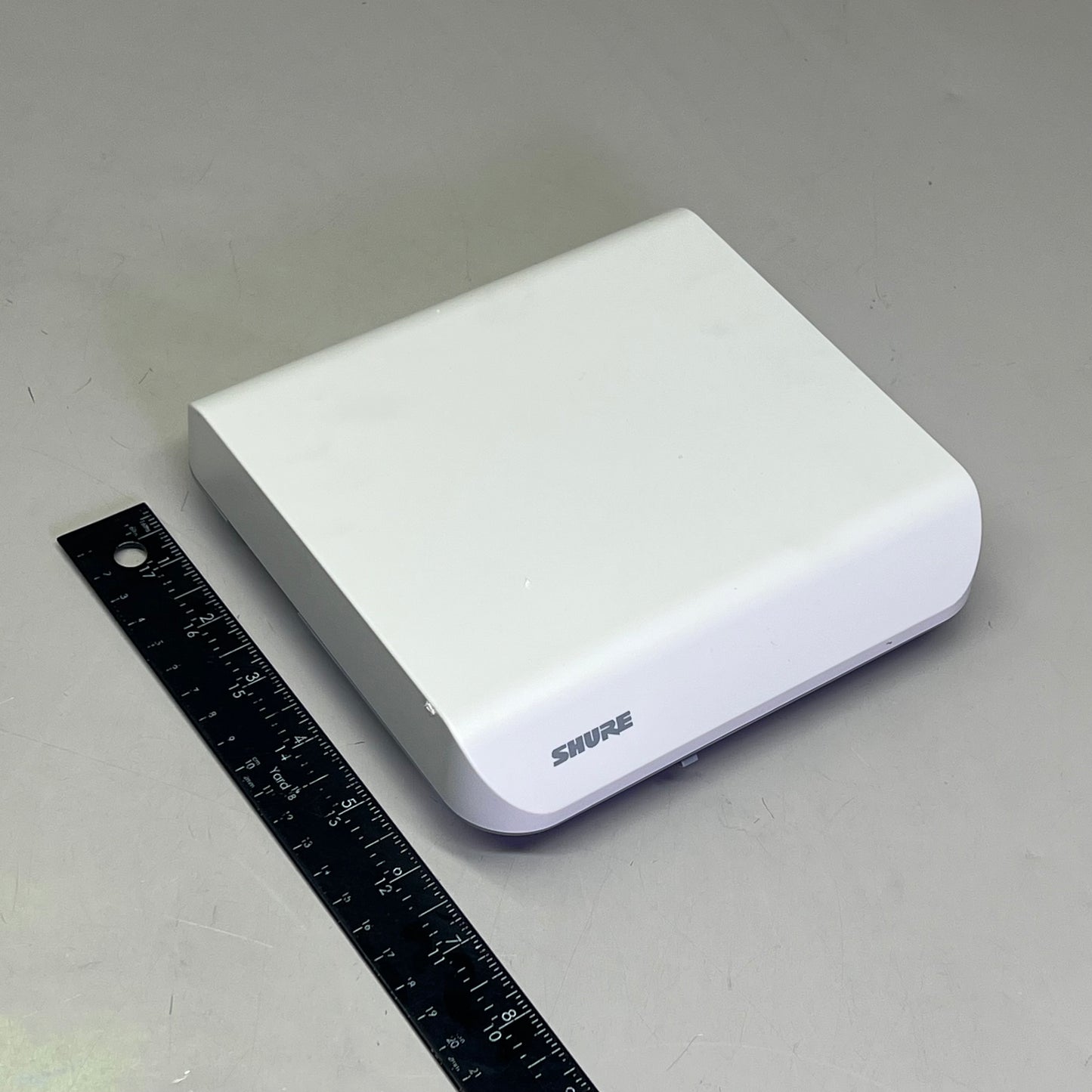 SHURE Wall-Mounted Wideband RF Coverage Panel Antenna 470-698 MHz White