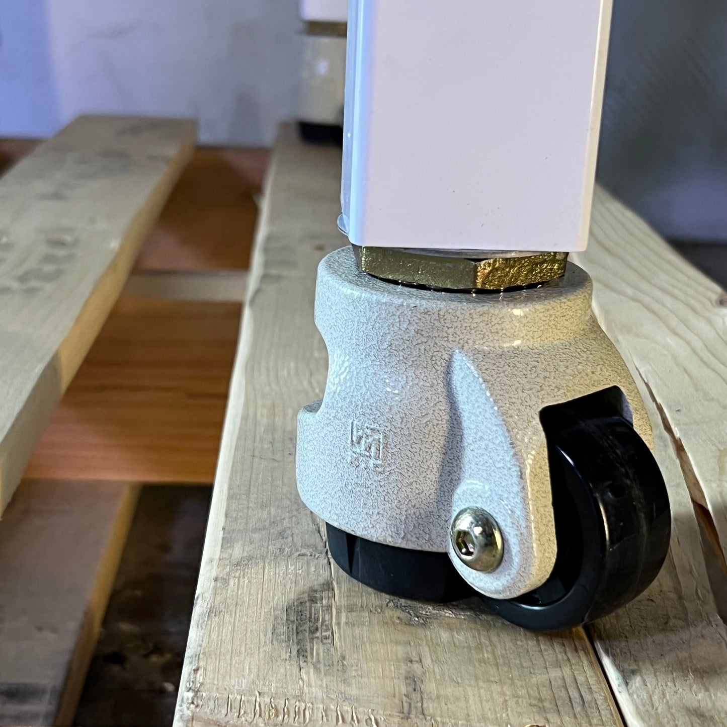 BENCH-TEK Table W/Power & Wheels Sz 36"L x 30"W x 34"H, White