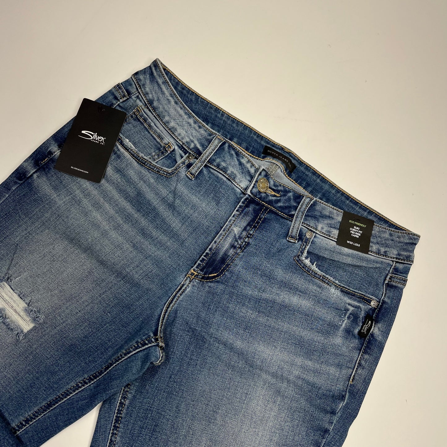 SILVER JEANS CO Suki Curvy Fit Mid Rise Capri Women's Sz 33/23.5 Light Wash