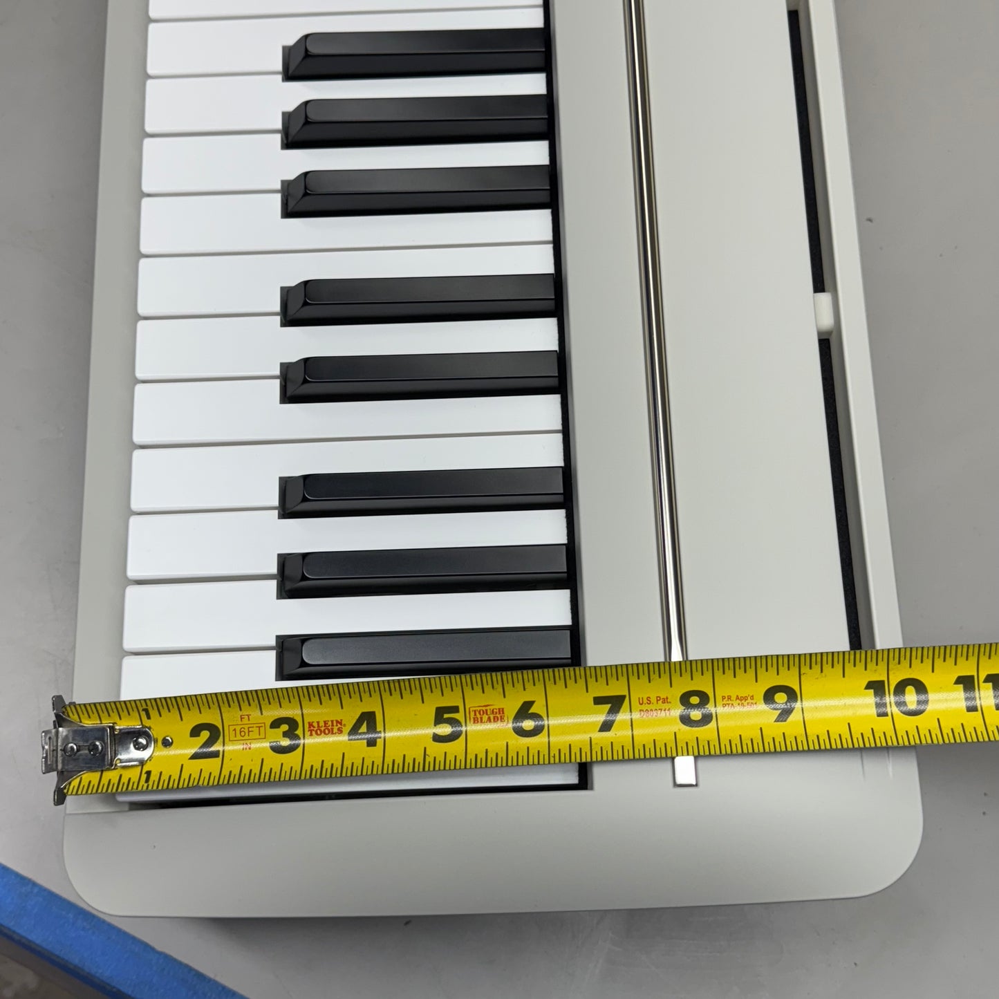 KAWAI Portable Digital Piano Sz 50” L x 10” W x 5.5” H Light Gray ES120