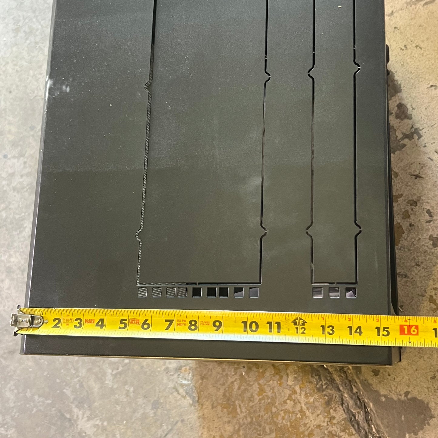 APC Net Shelter Wallmount Enclosure Cabinet Single Hinged Switch 12U  AR112SH4
