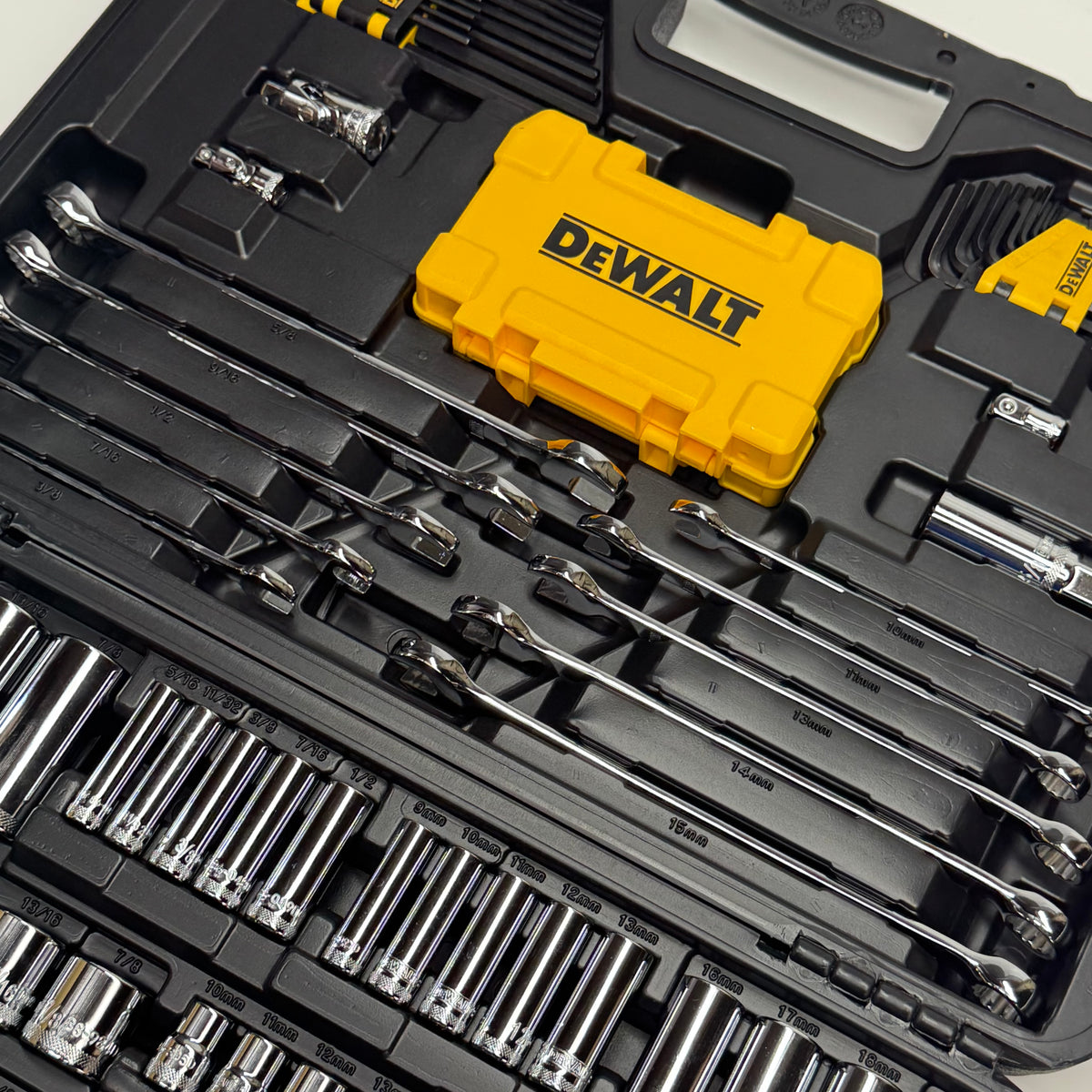 DEWALT 142-Piece Mechanics Tool Set – Polish Chrome Socket & Ratchet Set with Case DWMT45425
