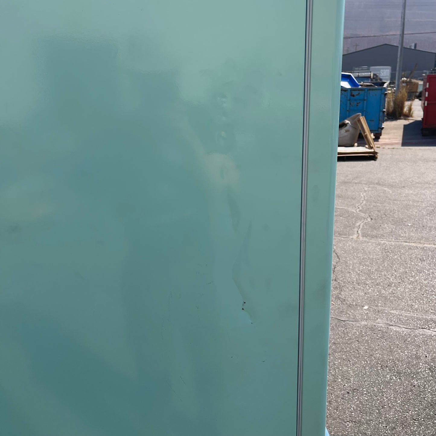 UNIQUE APPLIANCES Classic Series Bottom Mount Refrigerator 75"x29"x28" Ocean Mist UNQ-455L (Good)