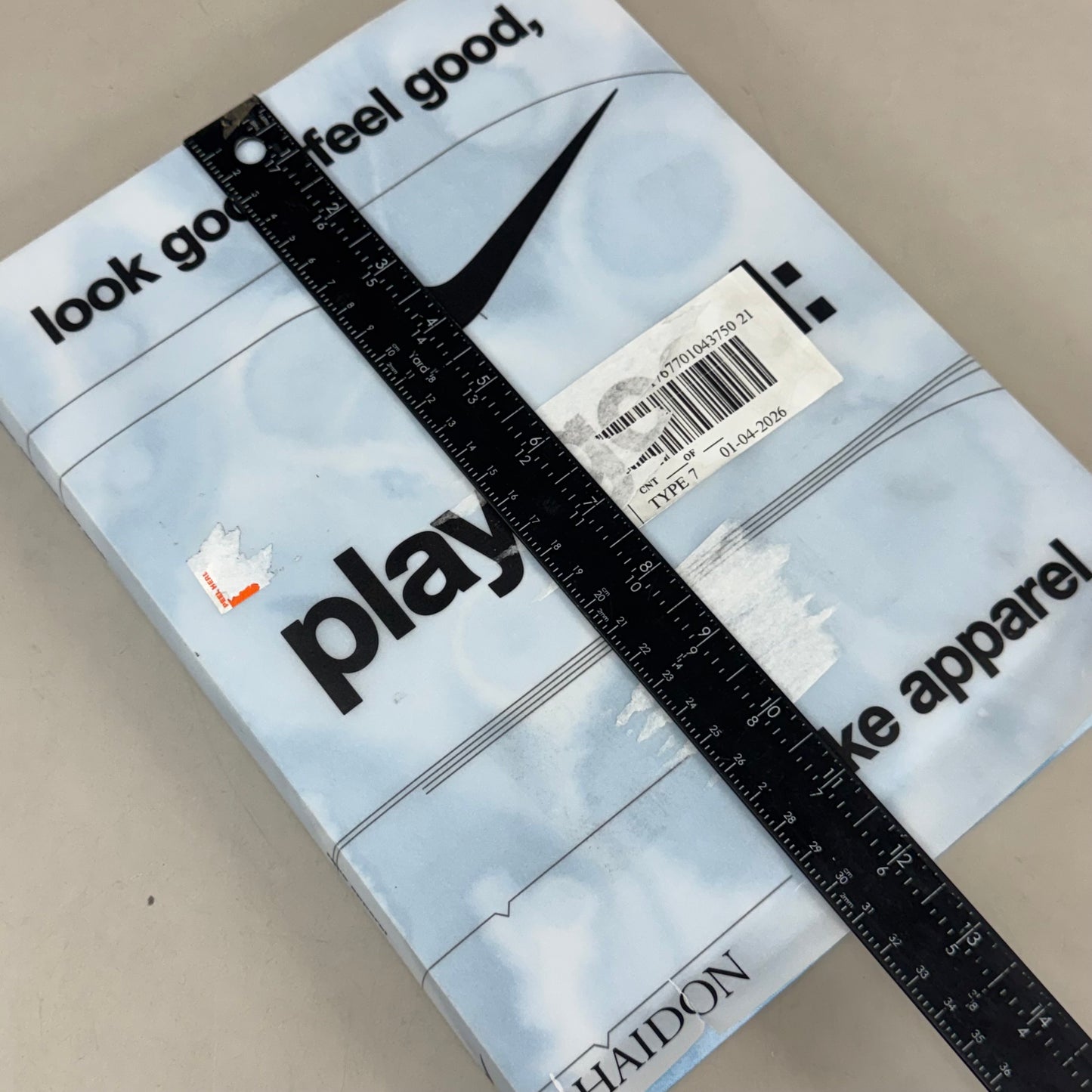 PHAIDON Look Good, Feel Good, Play Good: Nike Apparel Hardcover  Maisie Skidmore  Slytherin (New (Other))