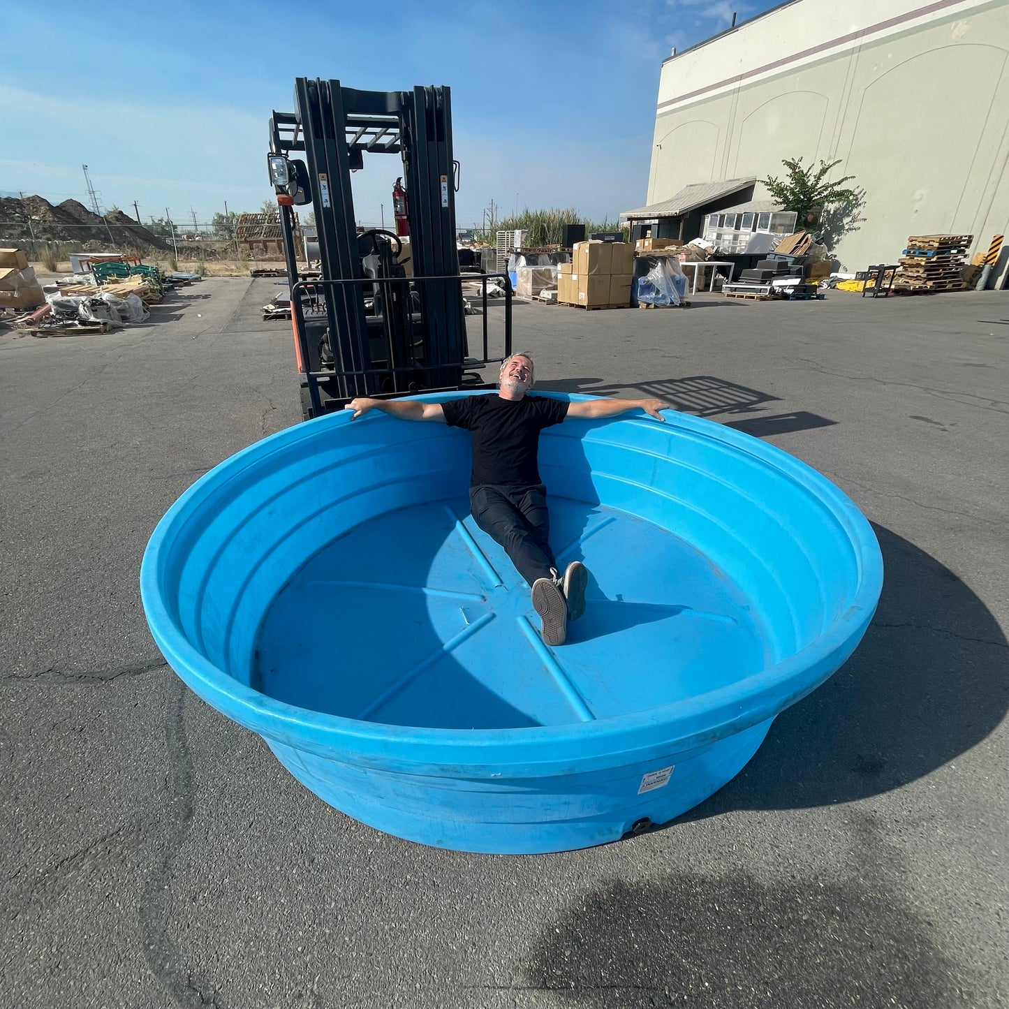 Z@ BEHLEN Poly Stock Farm Water Tank, Blue 625 gal, 8’ dia x 2’ depth (AS-IS)