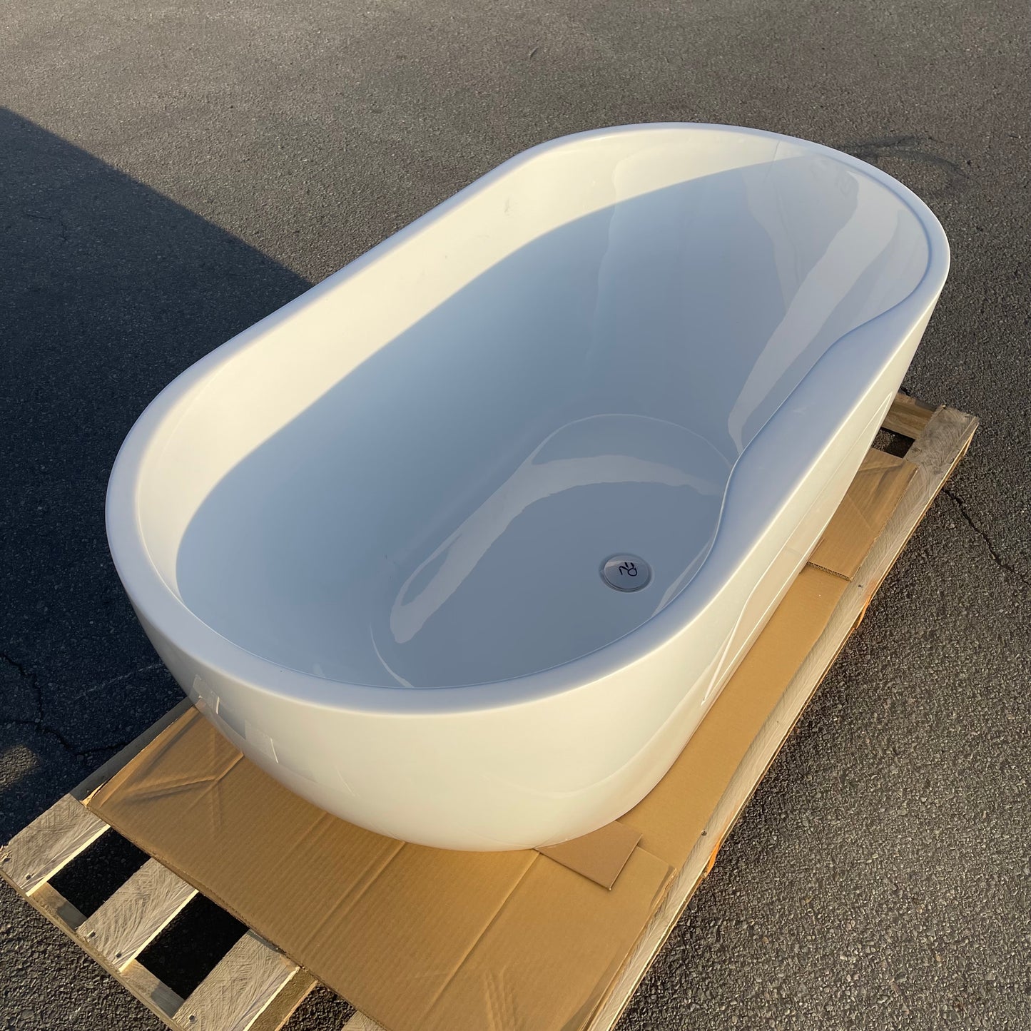 ZA@ Pallet of VINTAGE Acrylic Freestanding Bathtub 56”x29”x23” RMAQ340 (AS-IS)