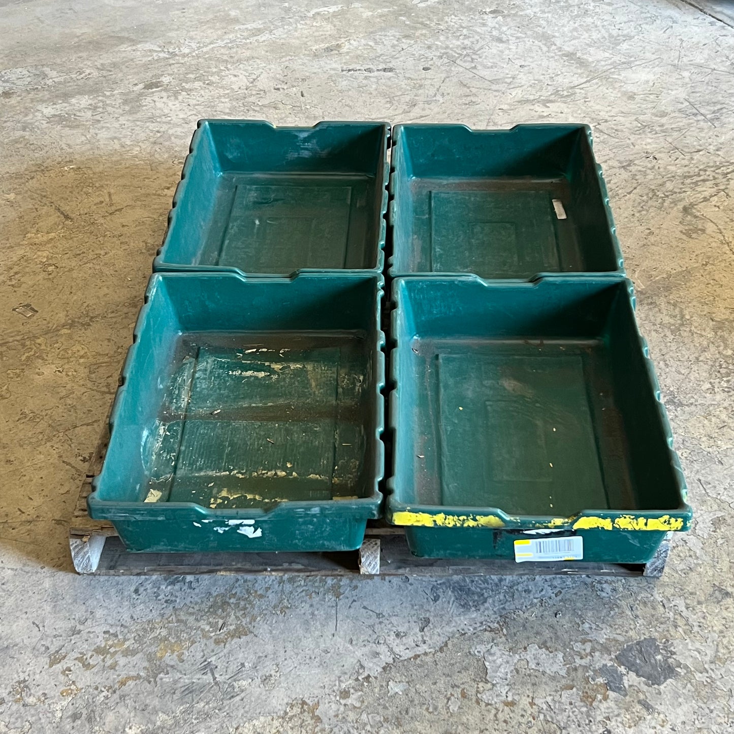 ZA@ Pallet of Green Plastic Containers Sz 18"W x 25"L x 5.5"H (AS-IS)